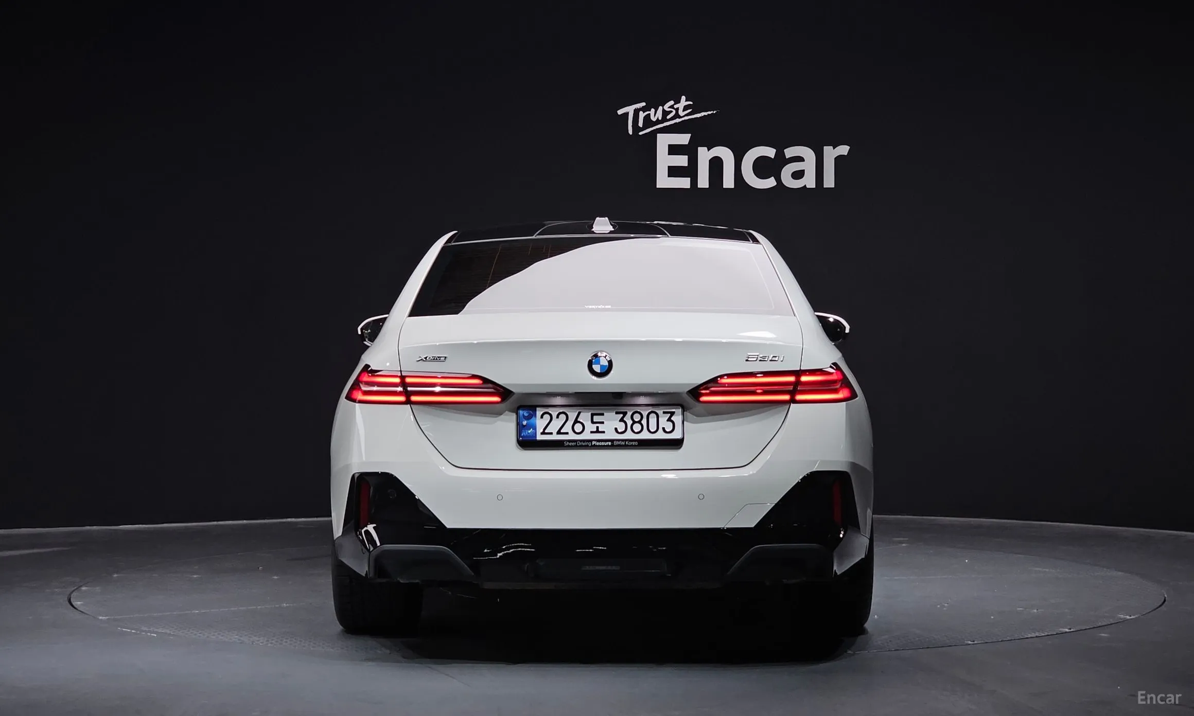 BMW 5 Series (G60) превью 3