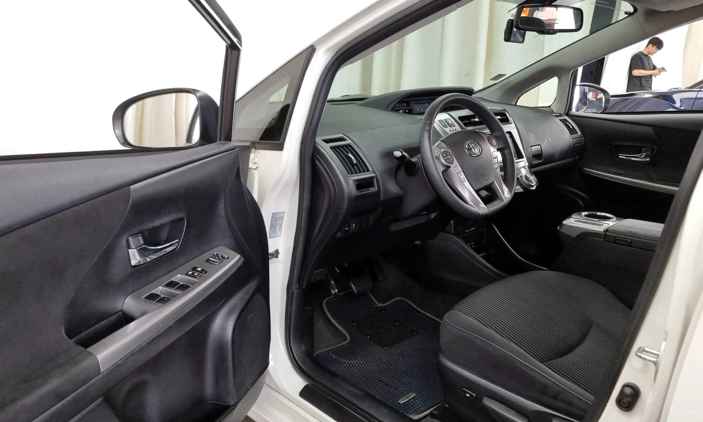Toyota Prius V превью 10