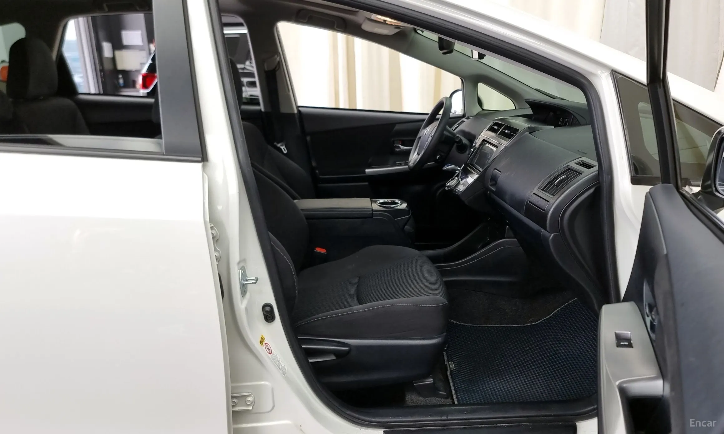 Toyota Prius V превью 11