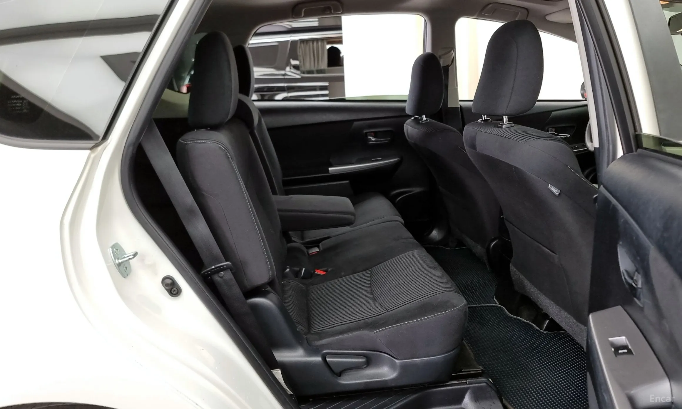 Toyota Prius V превью 12