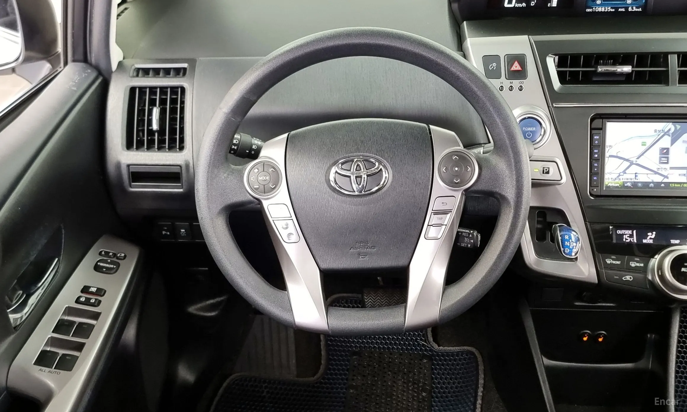 Toyota Prius V превью 13