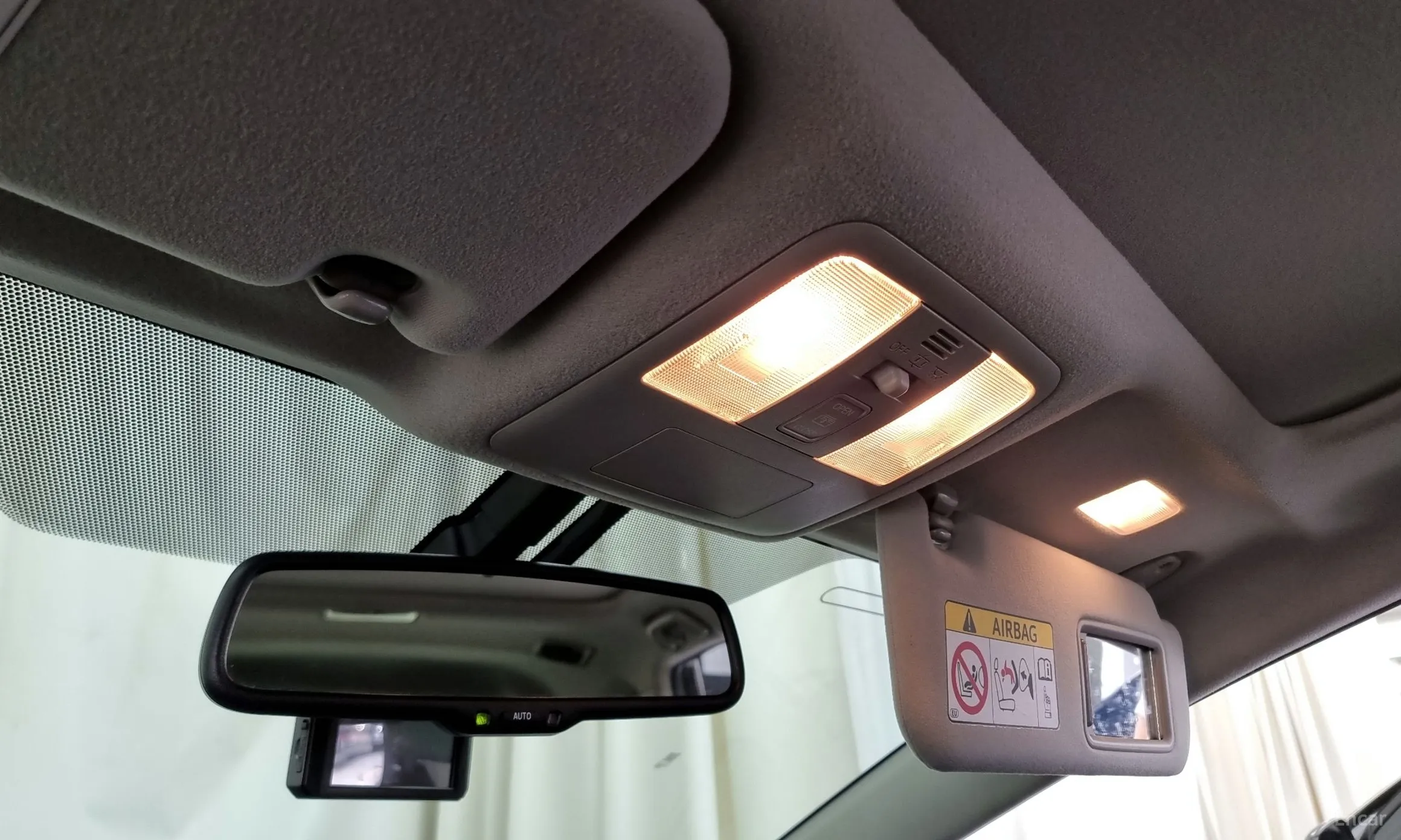 Toyota Prius V превью 17
