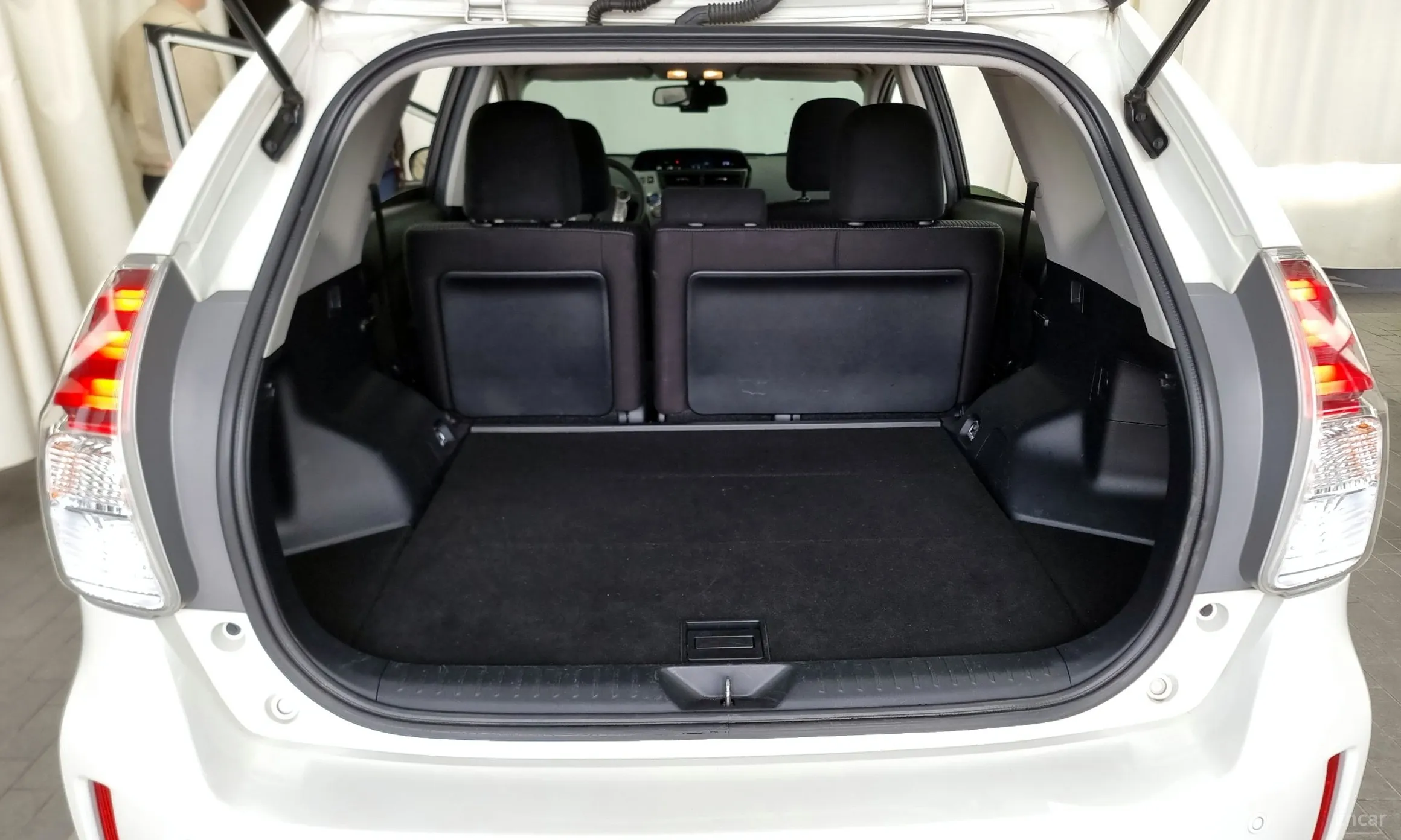 Toyota Prius V превью 20