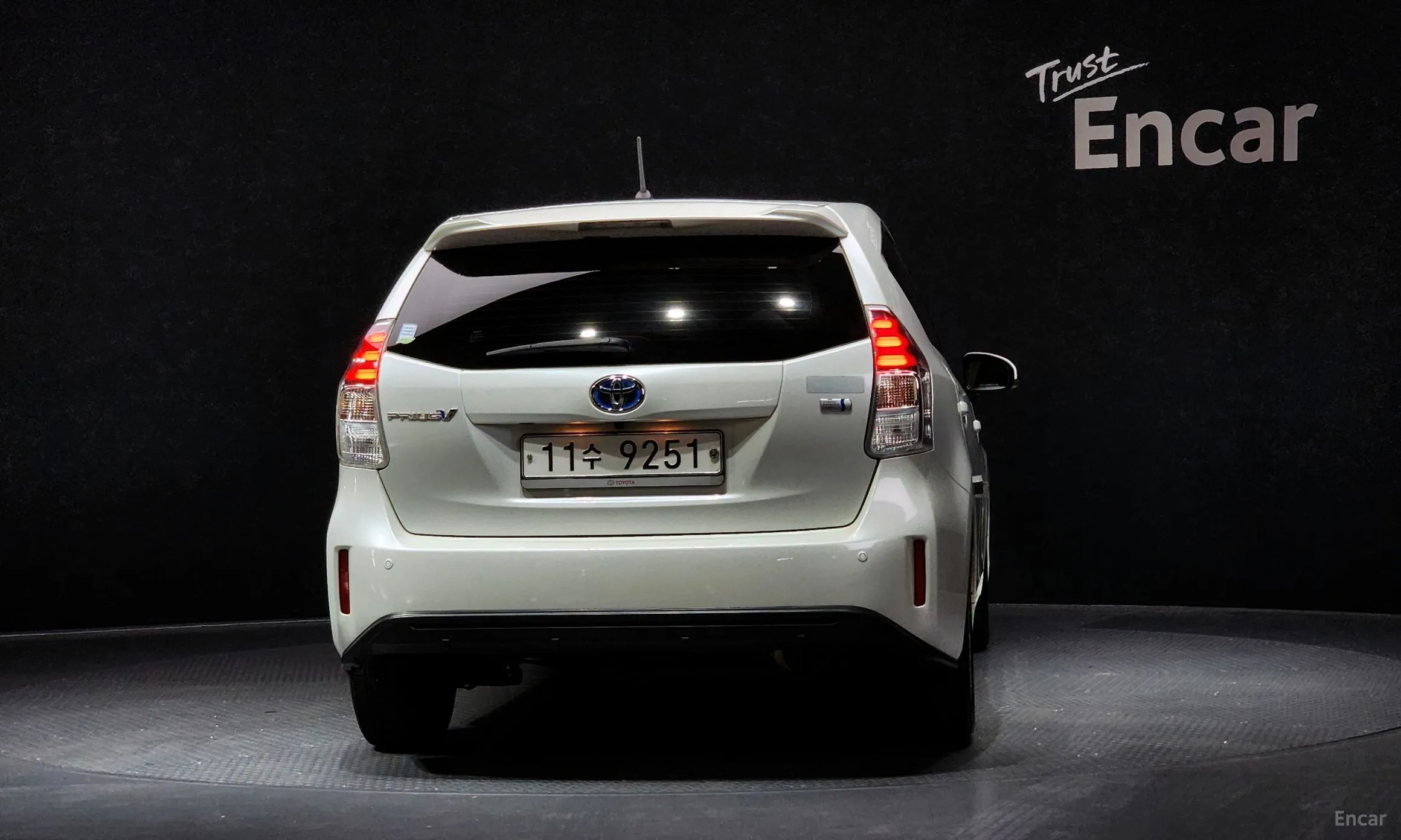 Toyota Prius V превью 4
