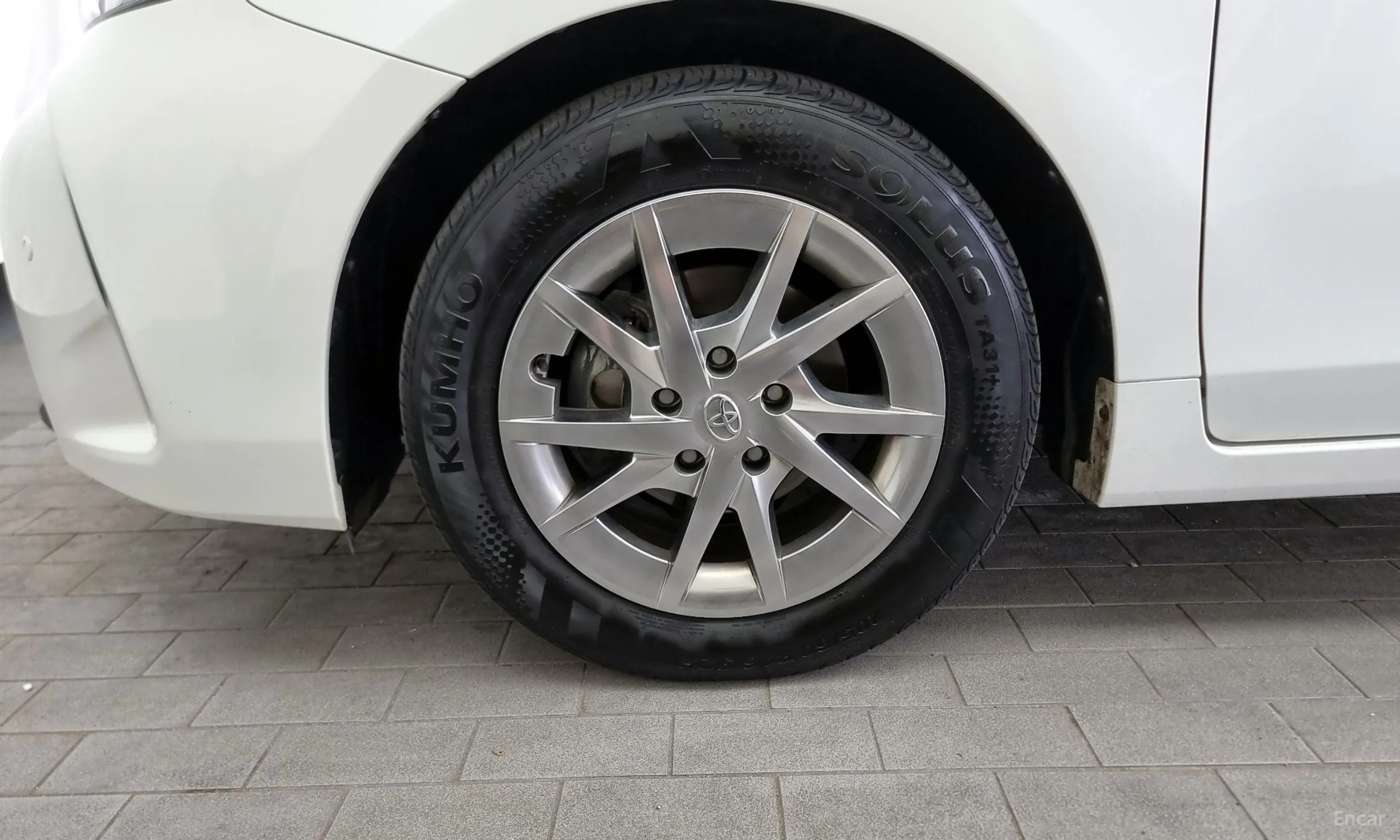 Toyota Prius V превью 5