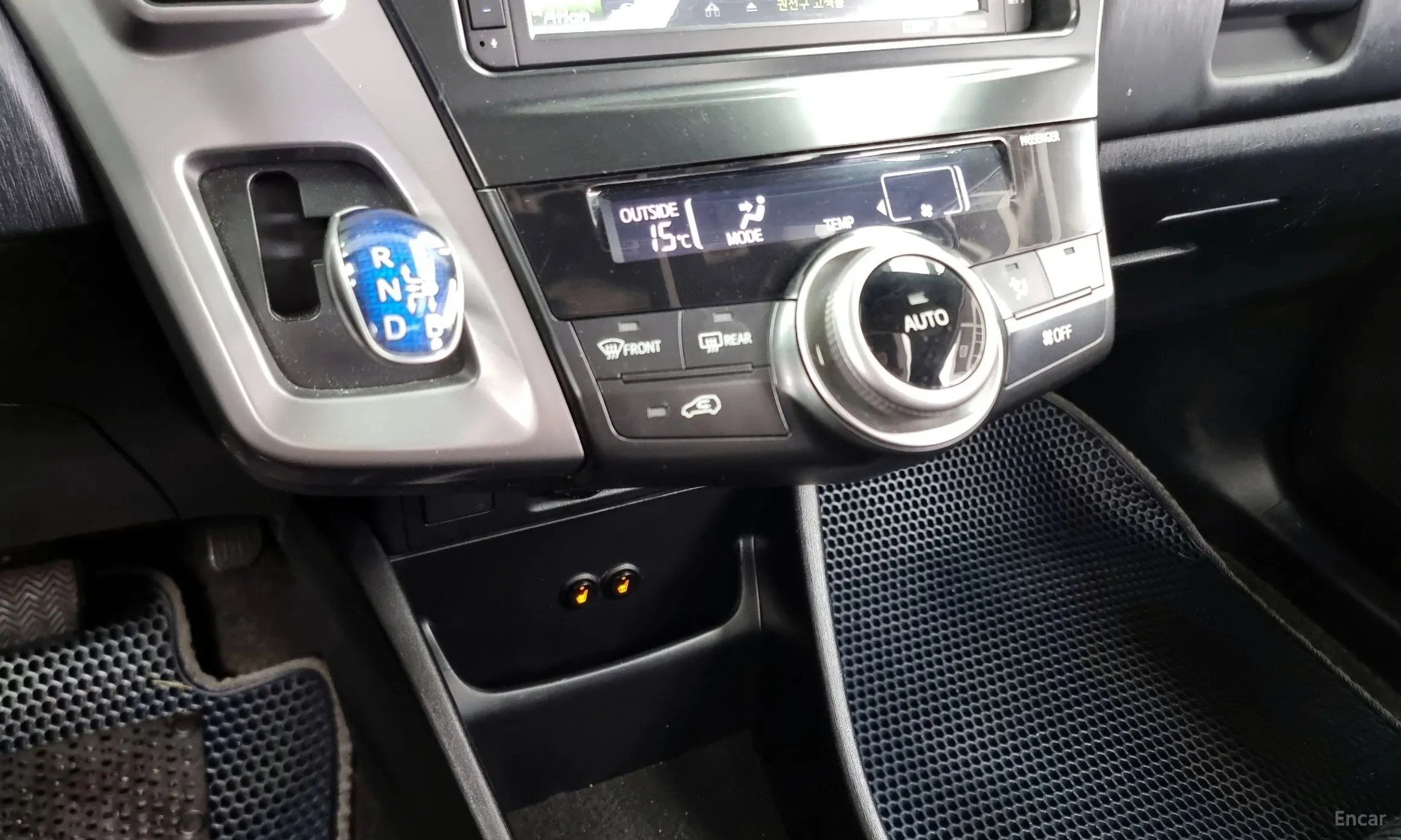 Toyota Prius V превью 9