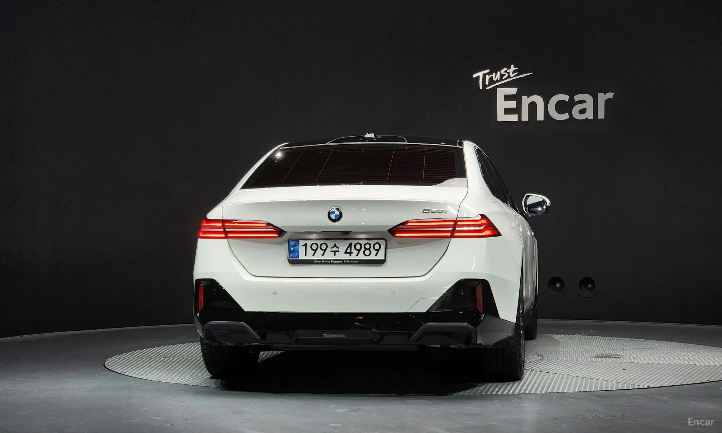 BMW 5 Series (G60) превью 3