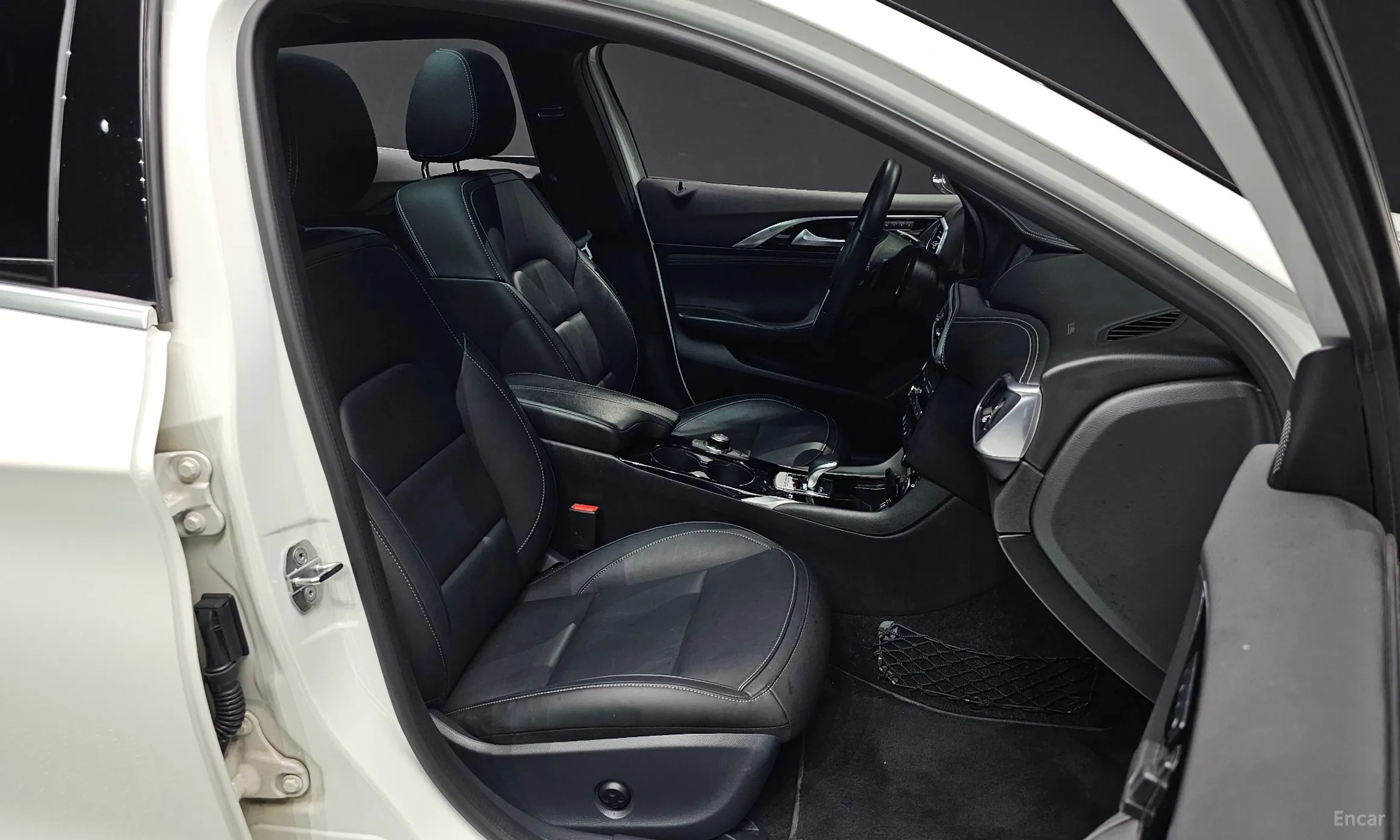Infiniti Q30 превью 10