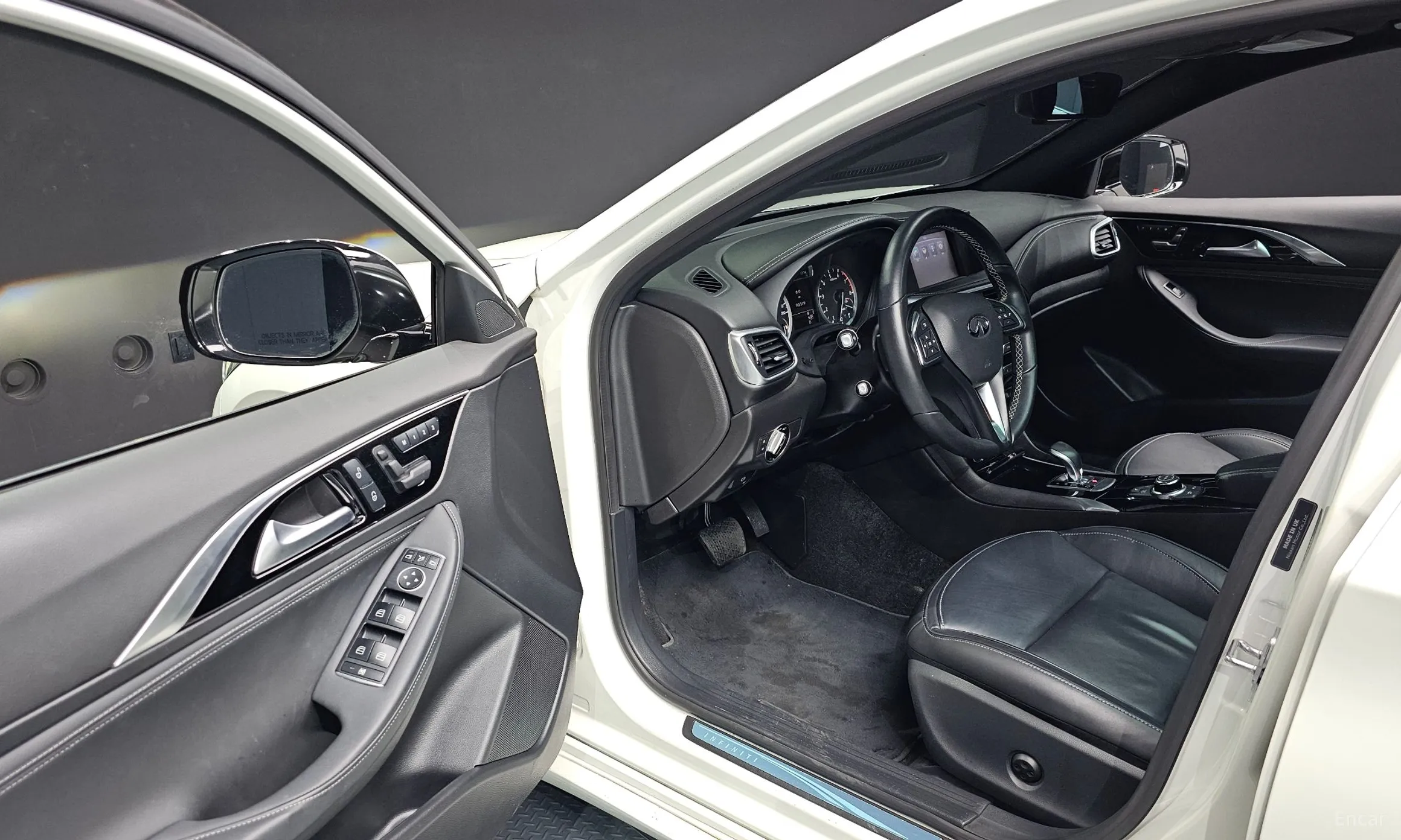 Infiniti Q30 превью 11
