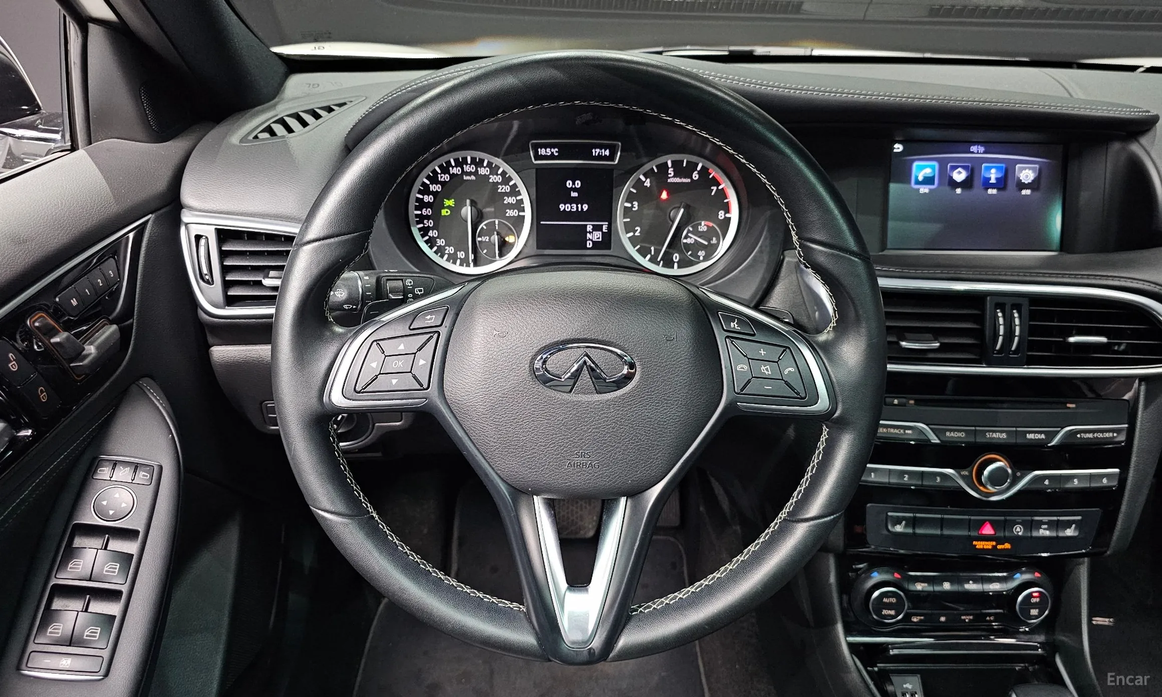 Infiniti Q30 превью 13