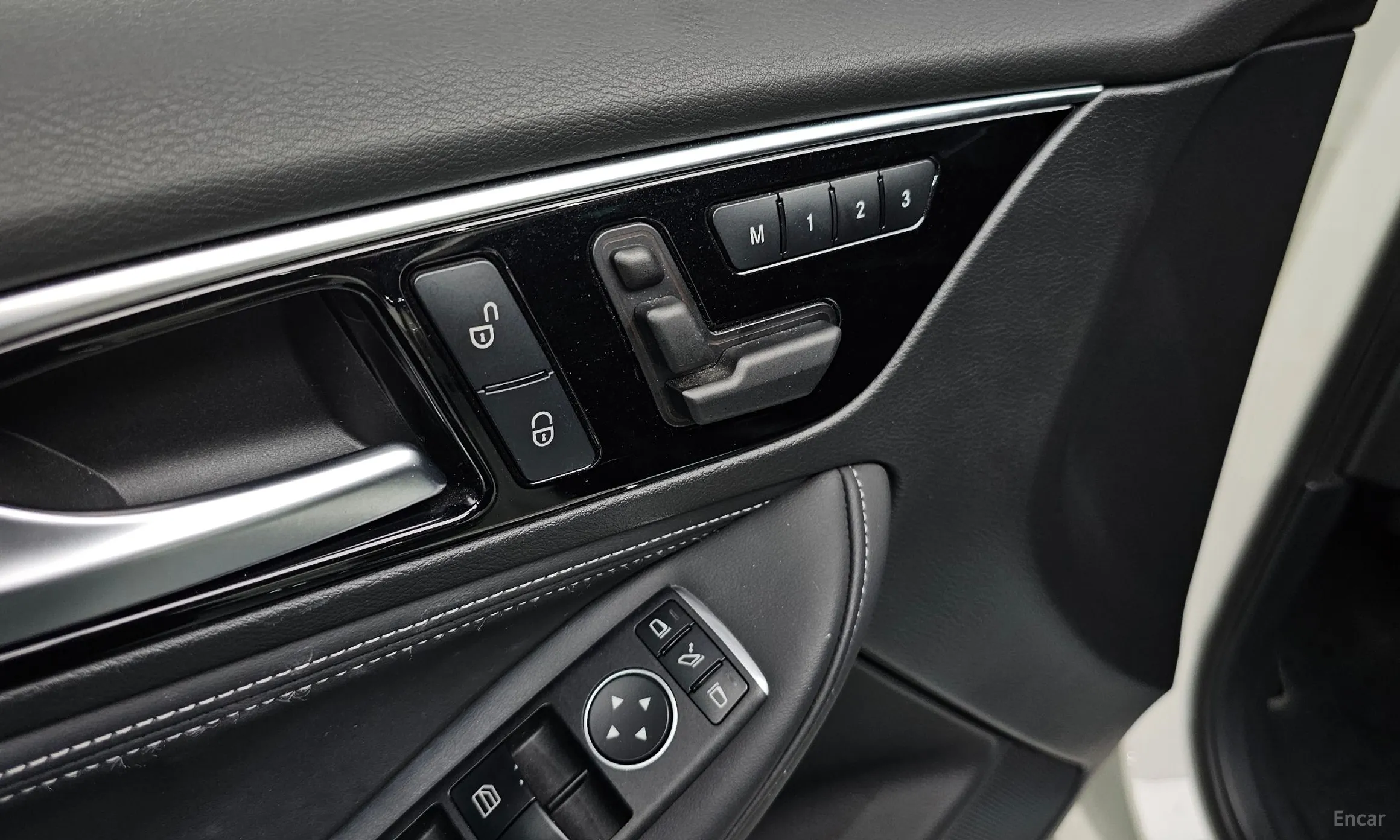 Infiniti Q30 превью 18