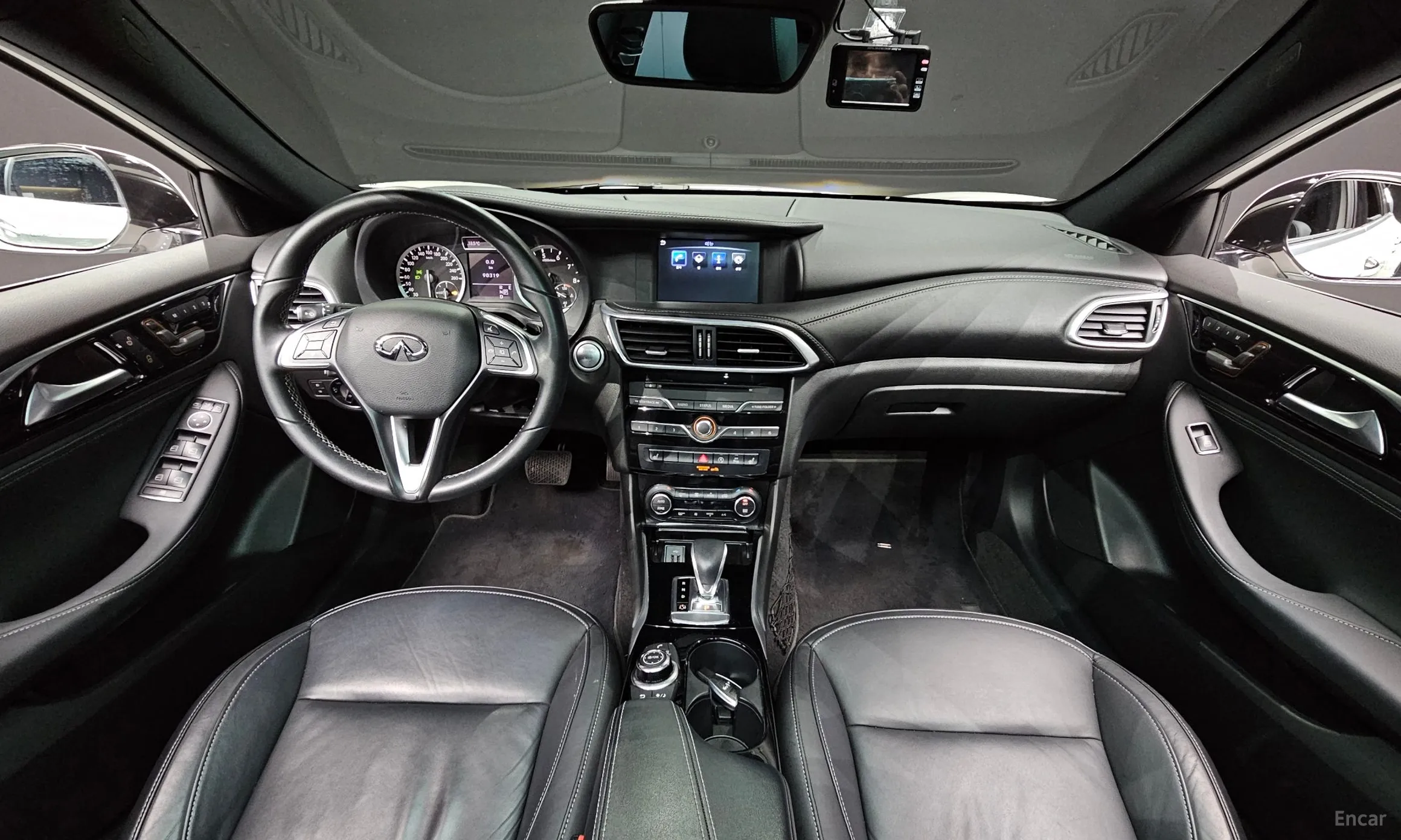 Infiniti Q30 превью 7