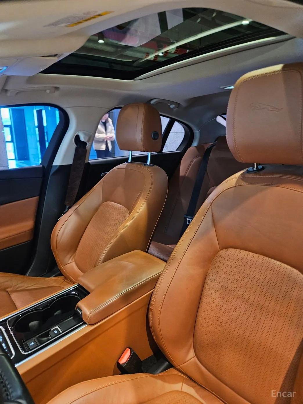 Jaguar XE превью 16