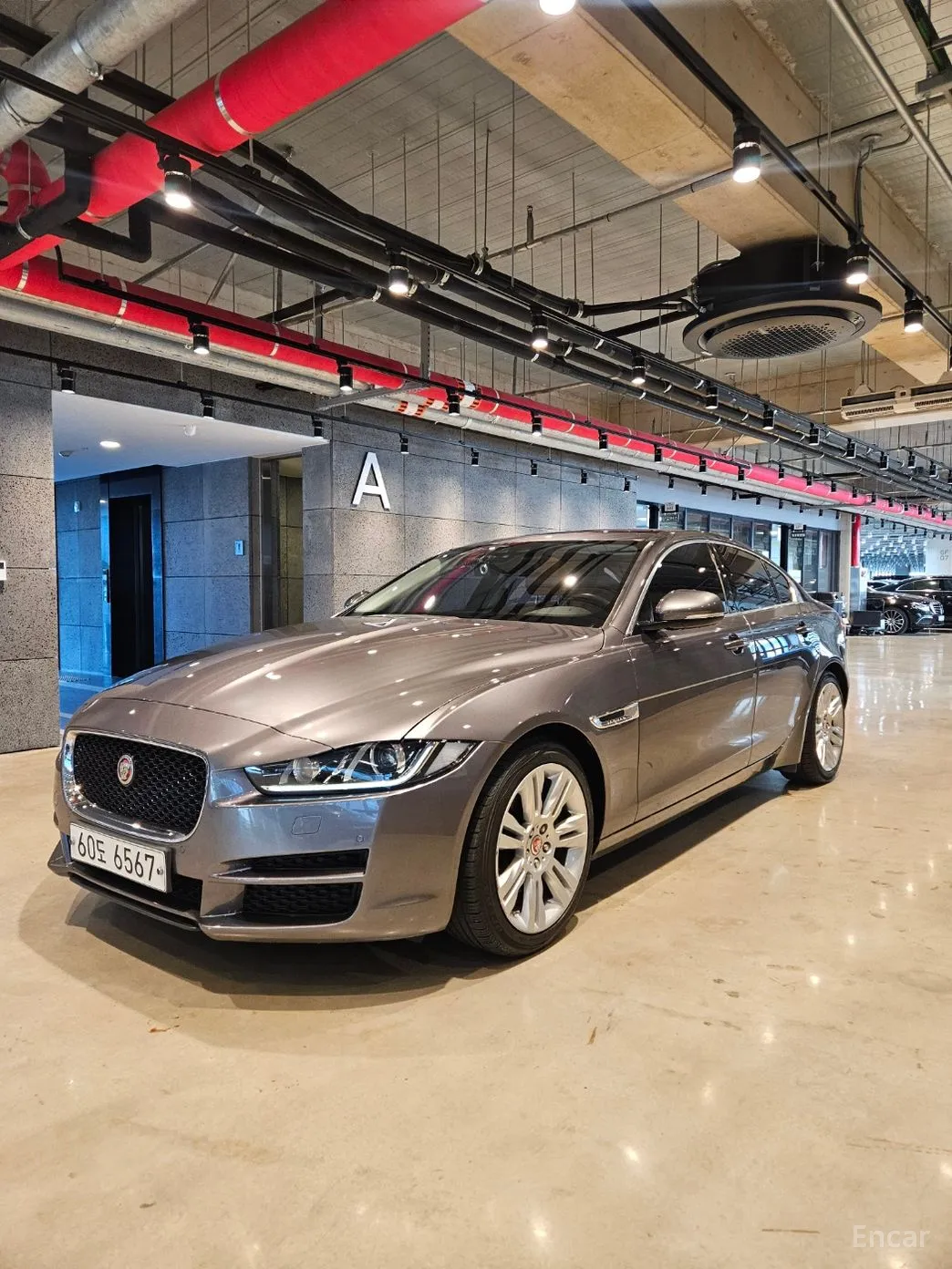 Jaguar XE превью 3