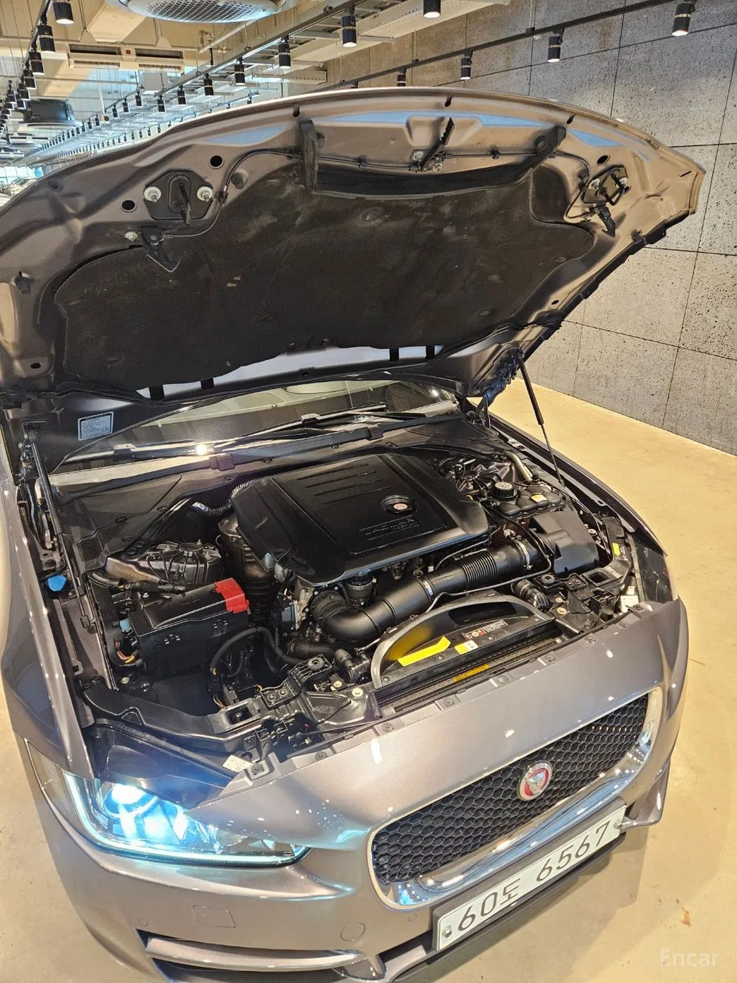 Jaguar XE превью 8