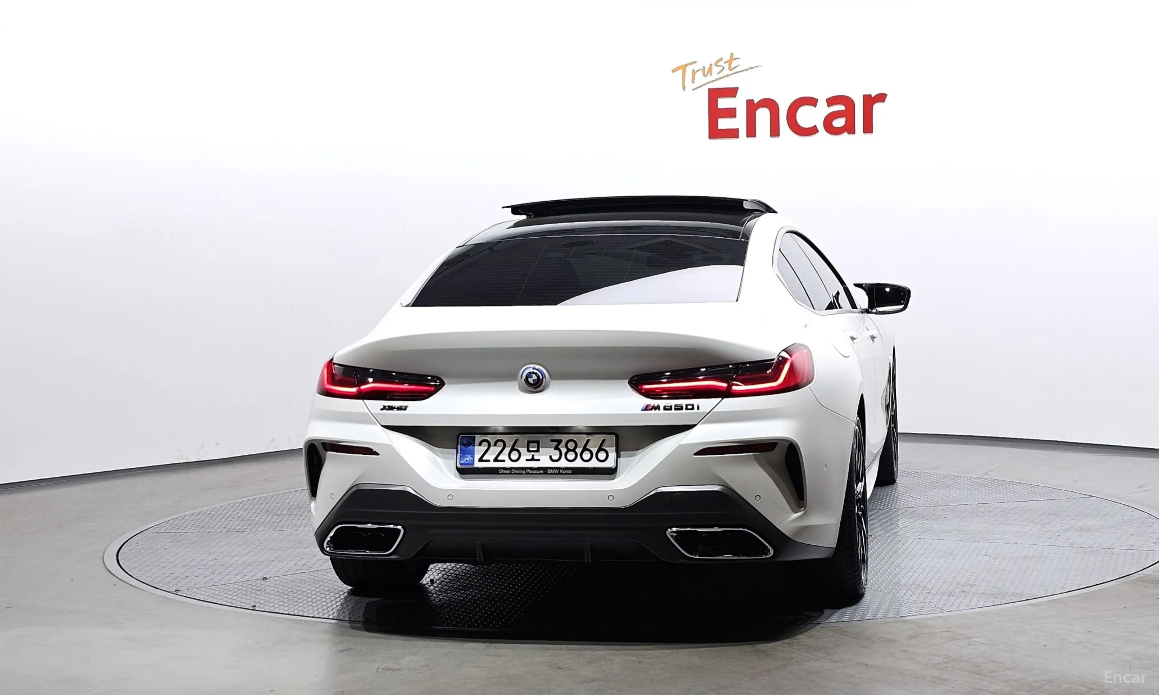 BMW 8-series (G15) превью 3