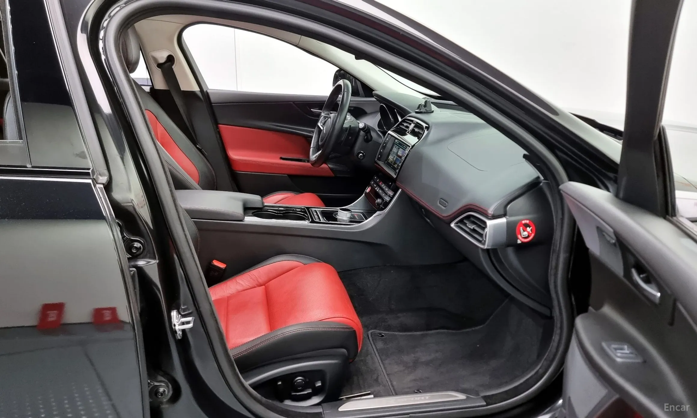 Jaguar XE превью 10