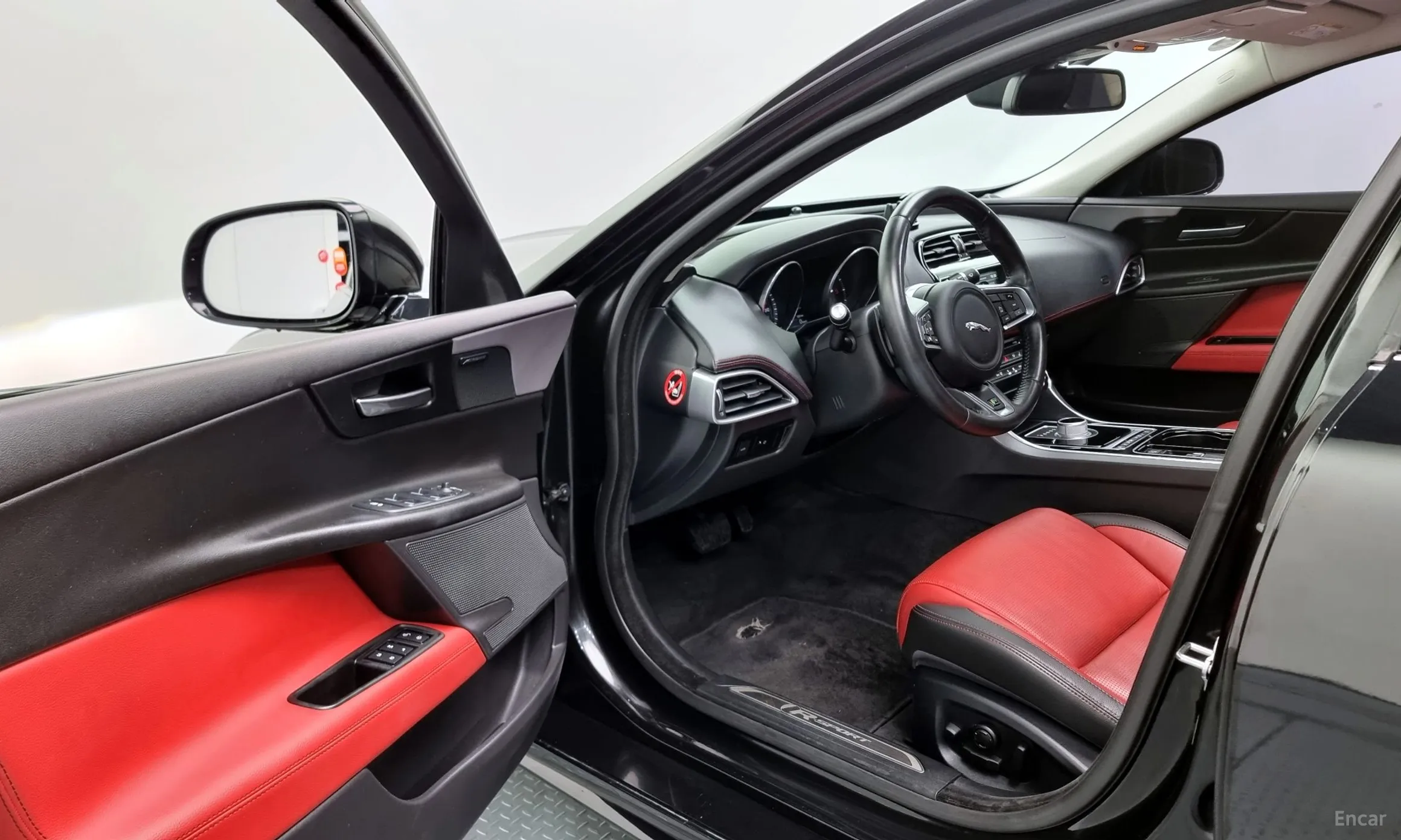 Jaguar XE превью 11