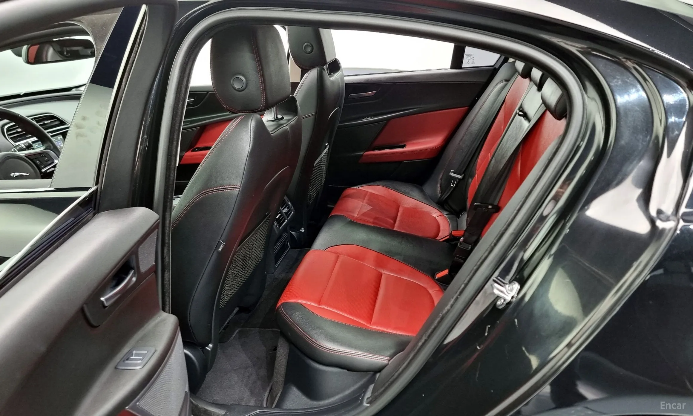 Jaguar XE превью 12