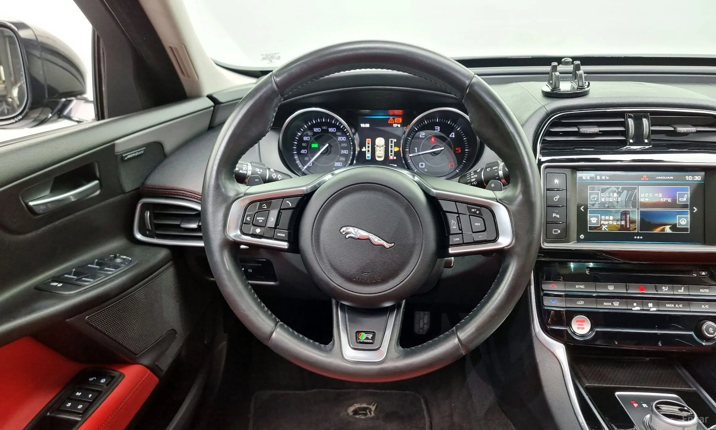 Jaguar XE превью 14