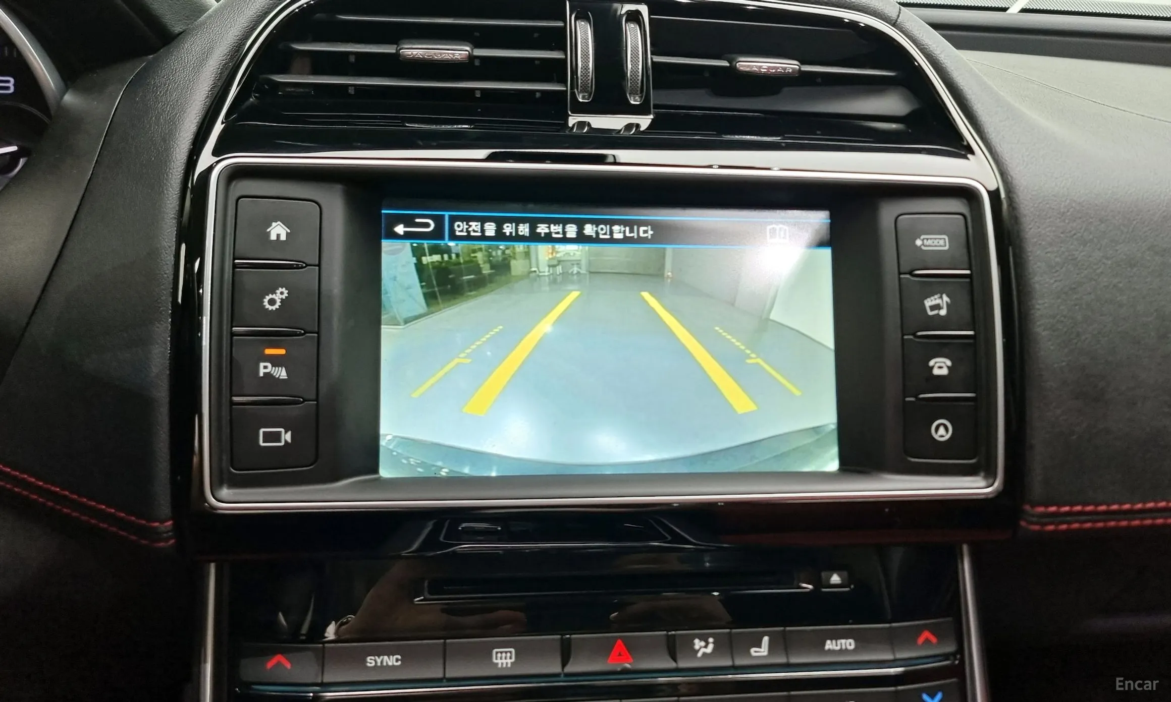 Jaguar XE превью 16