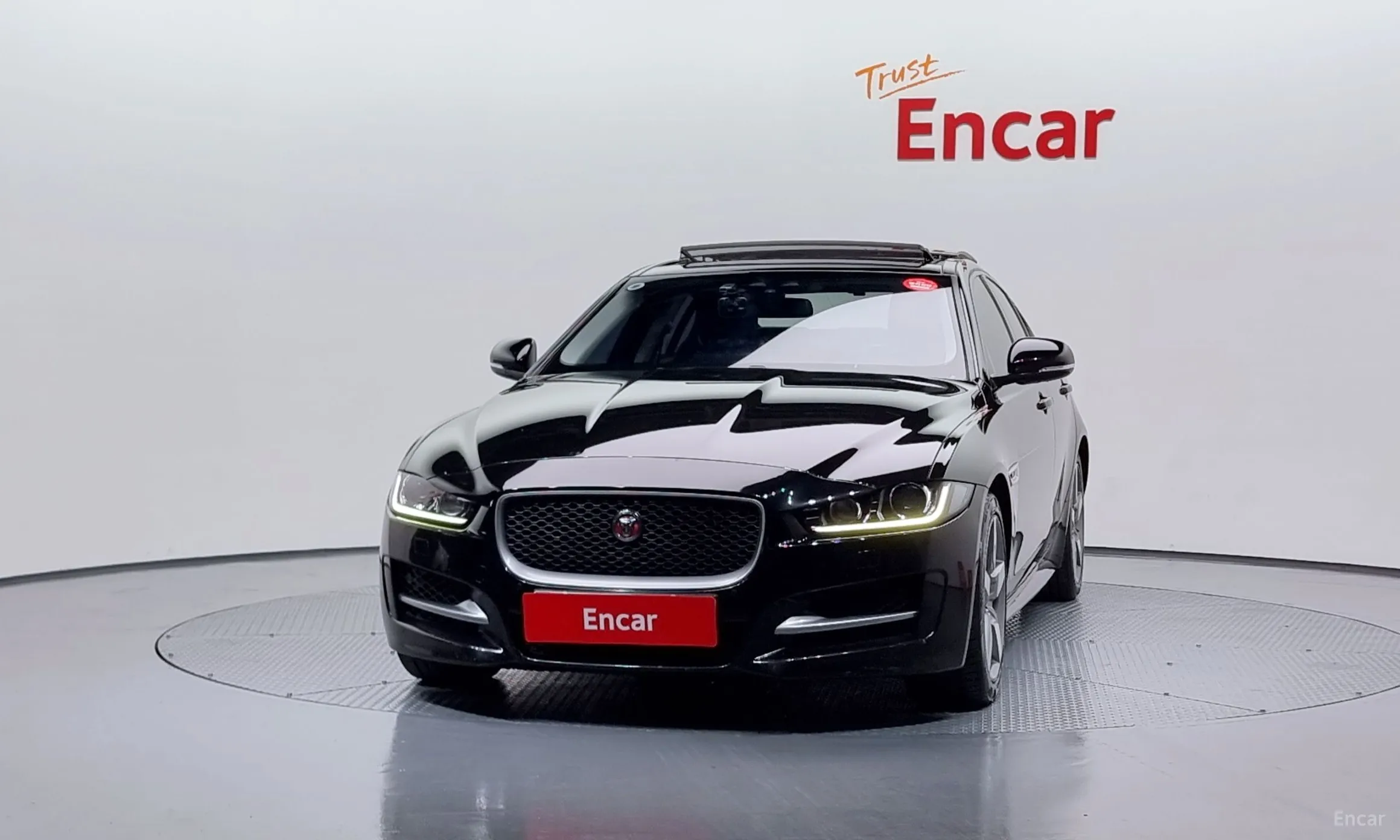 Jaguar XE превью 3