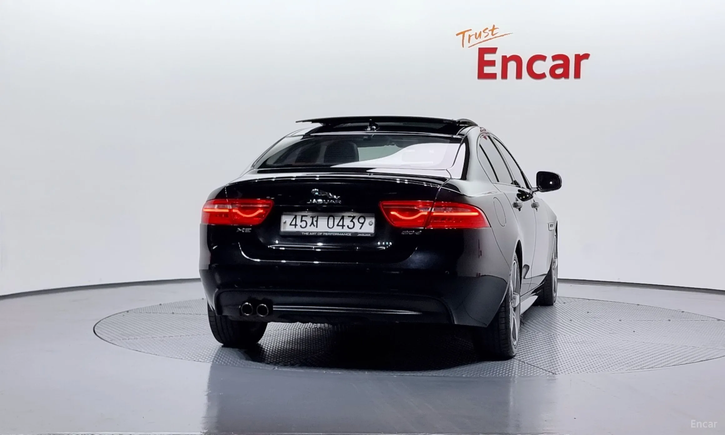 Jaguar XE превью 4