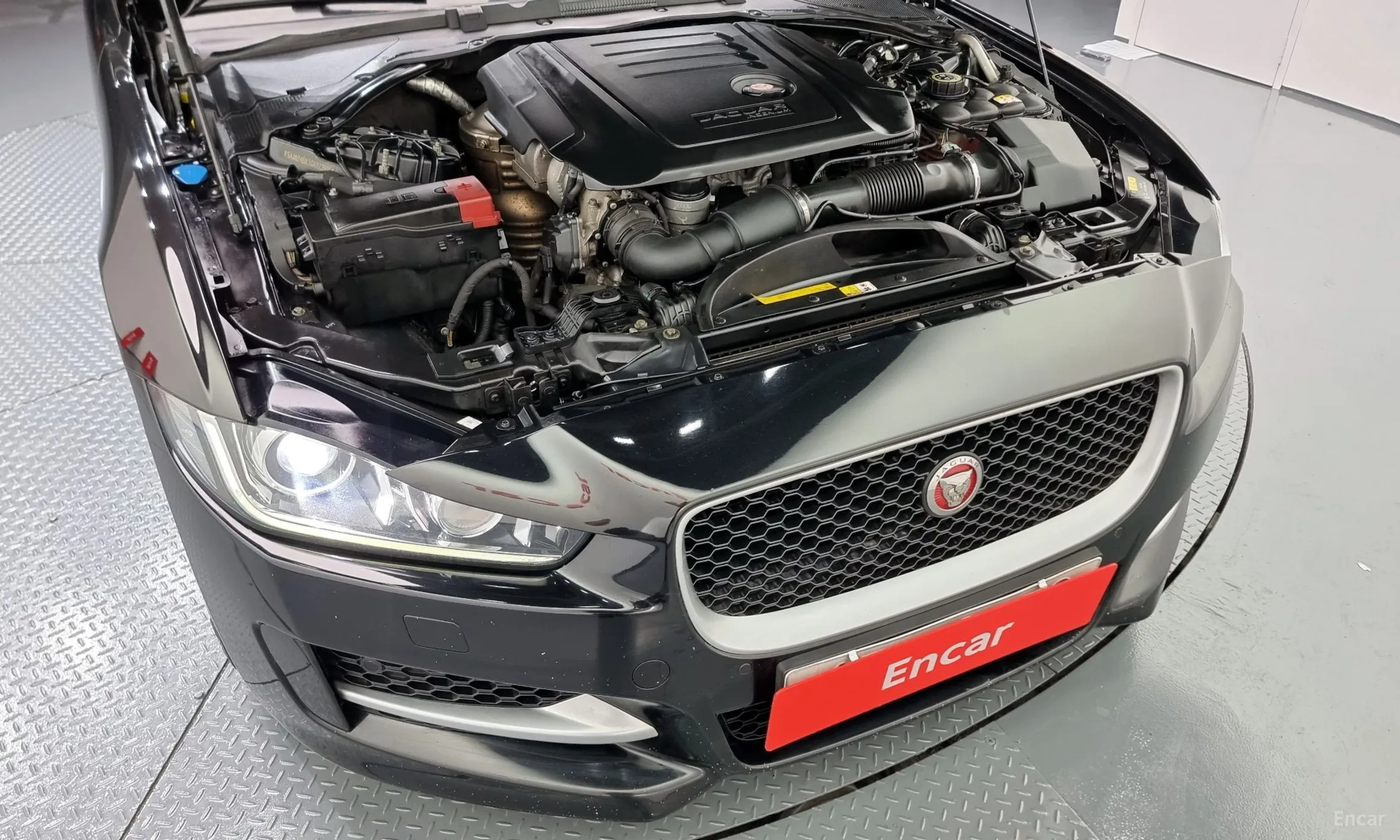 Jaguar XE превью 6