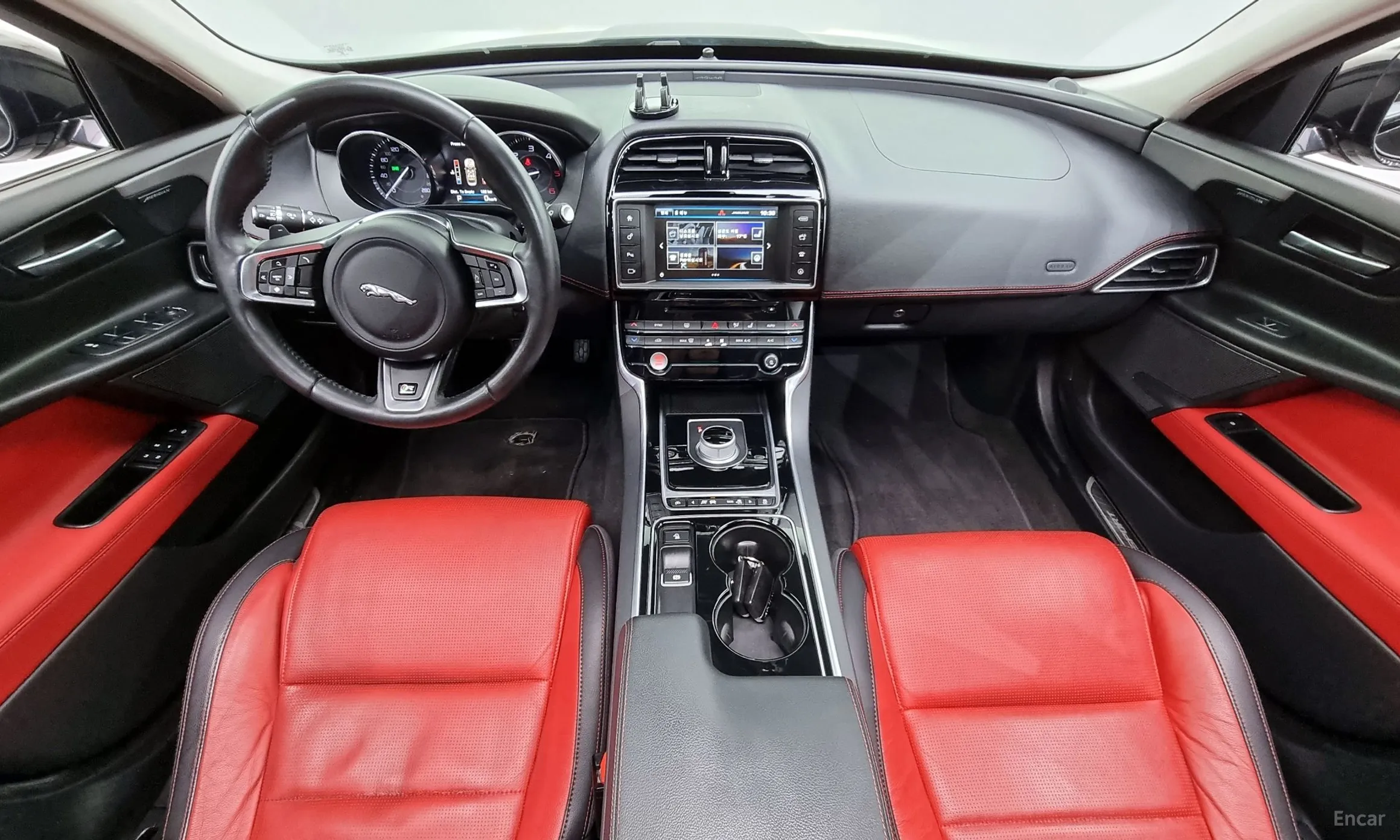 Jaguar XE превью 7