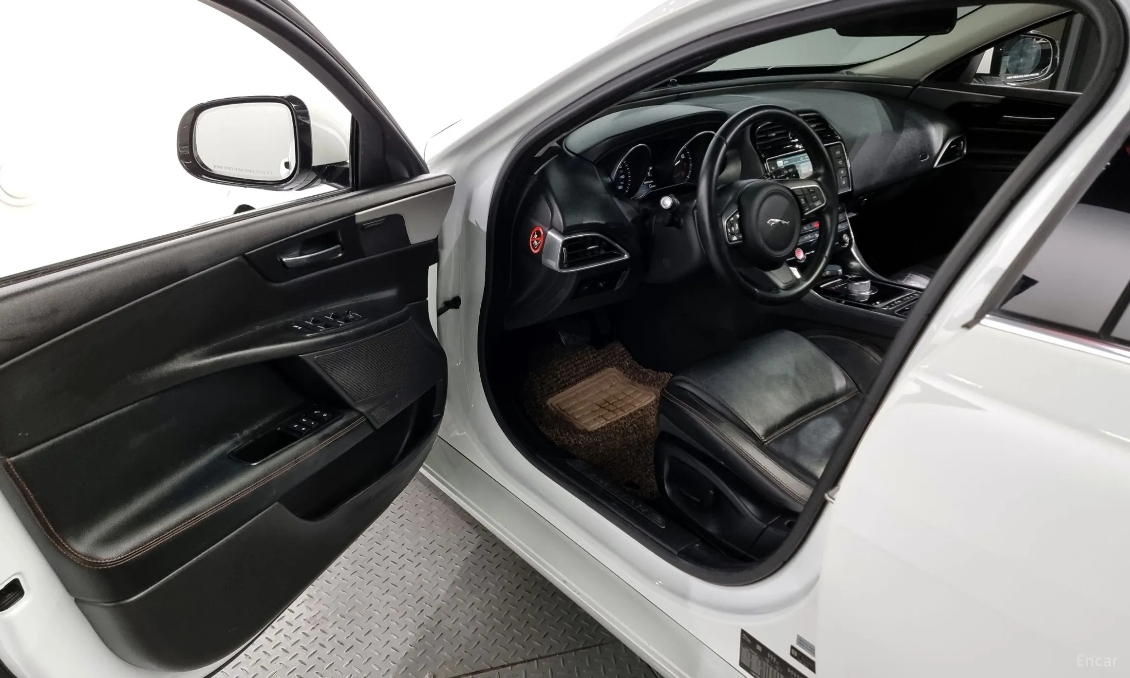 Jaguar XE превью 11