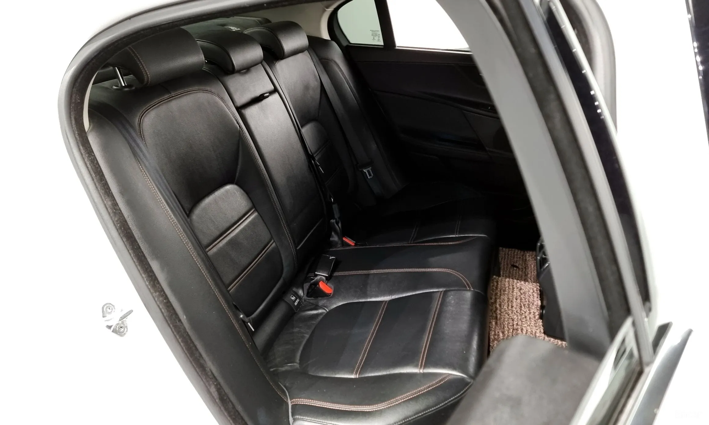 Jaguar XE превью 12