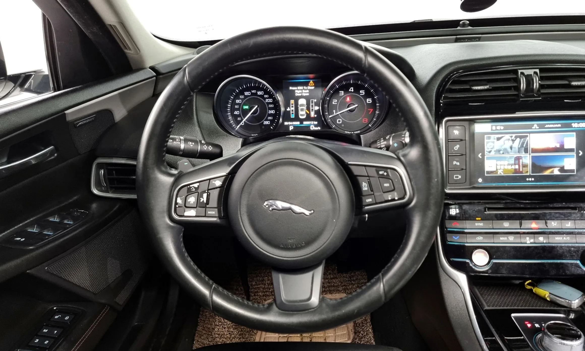 Jaguar XE превью 13