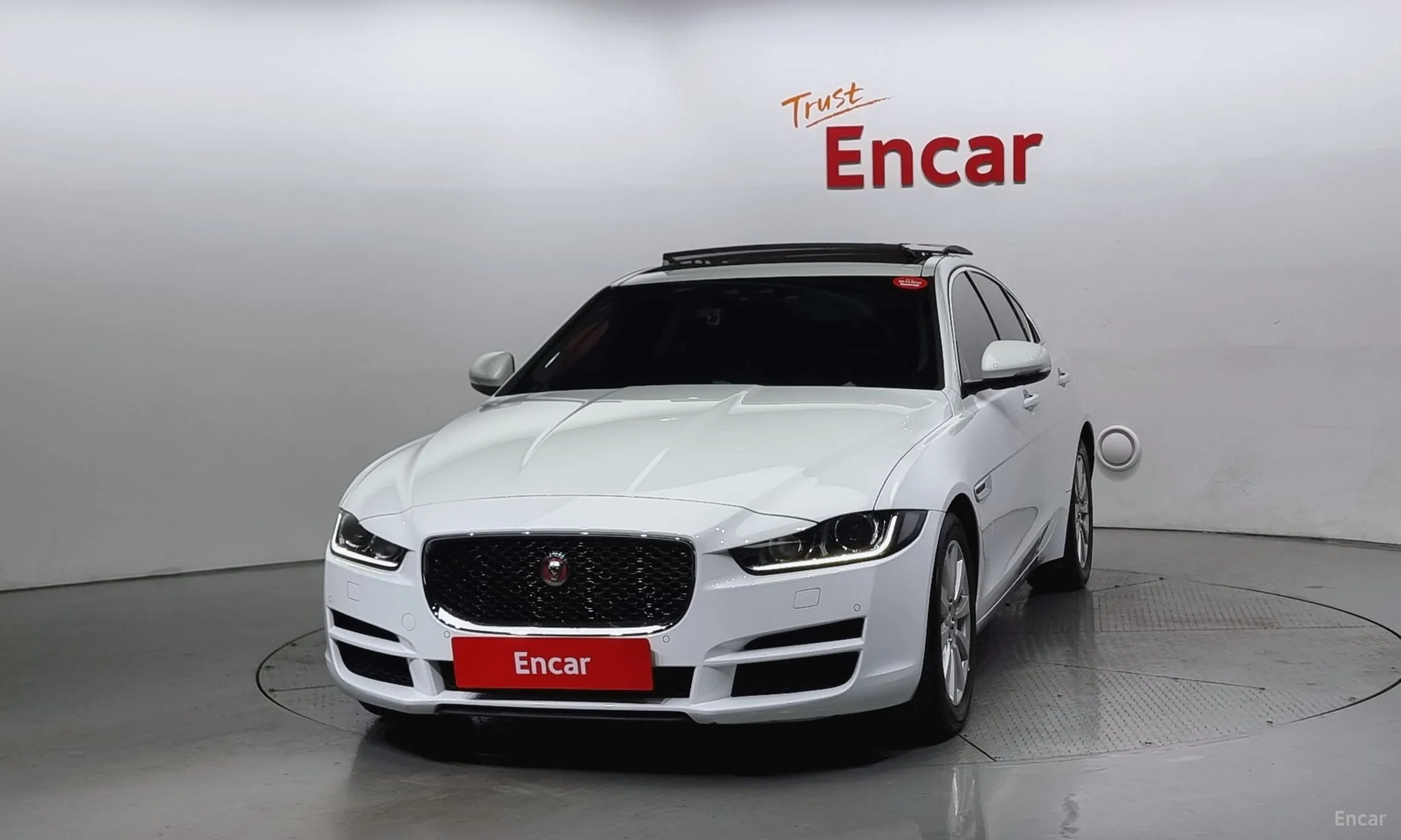 Jaguar XE превью 3