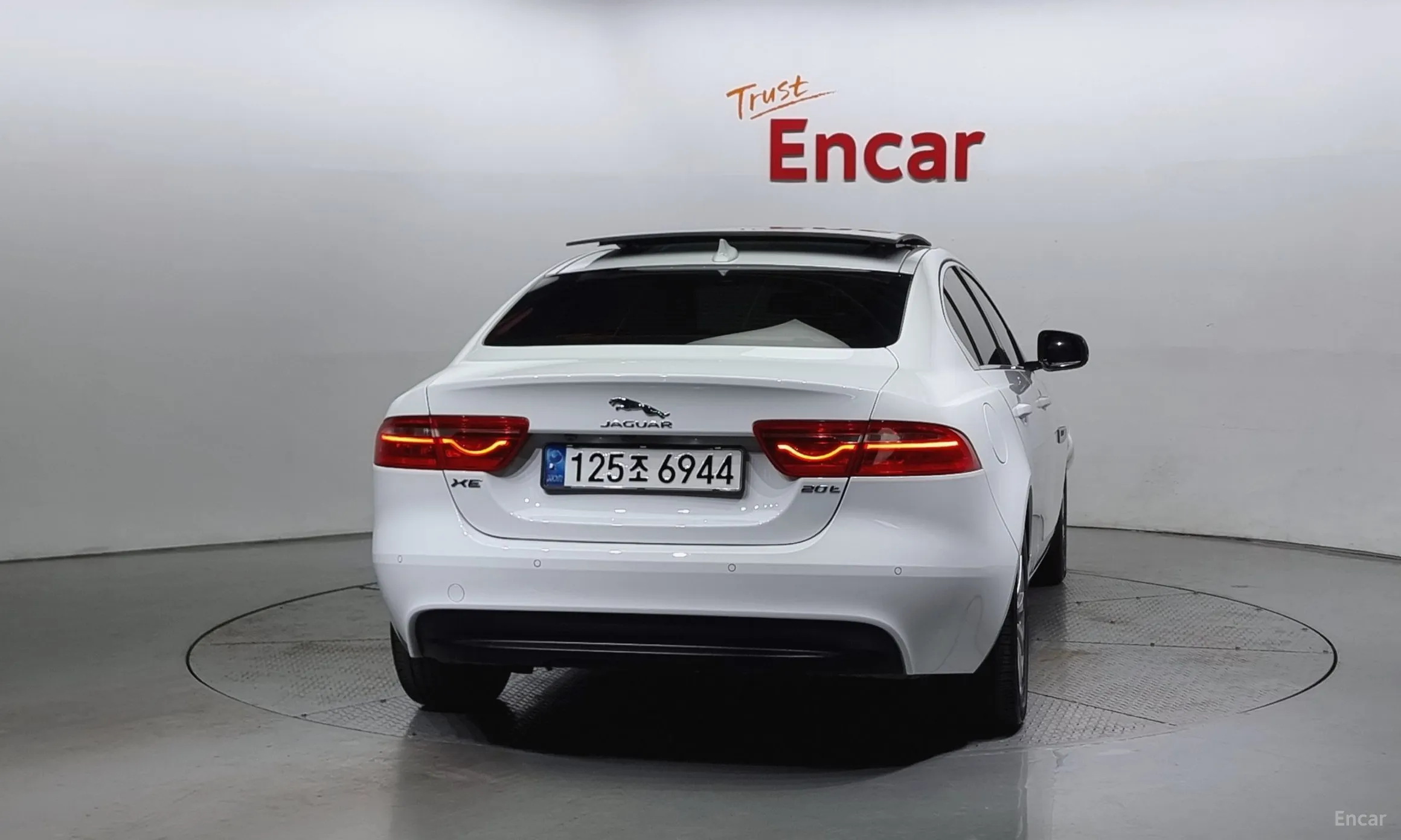 Jaguar XE превью 4