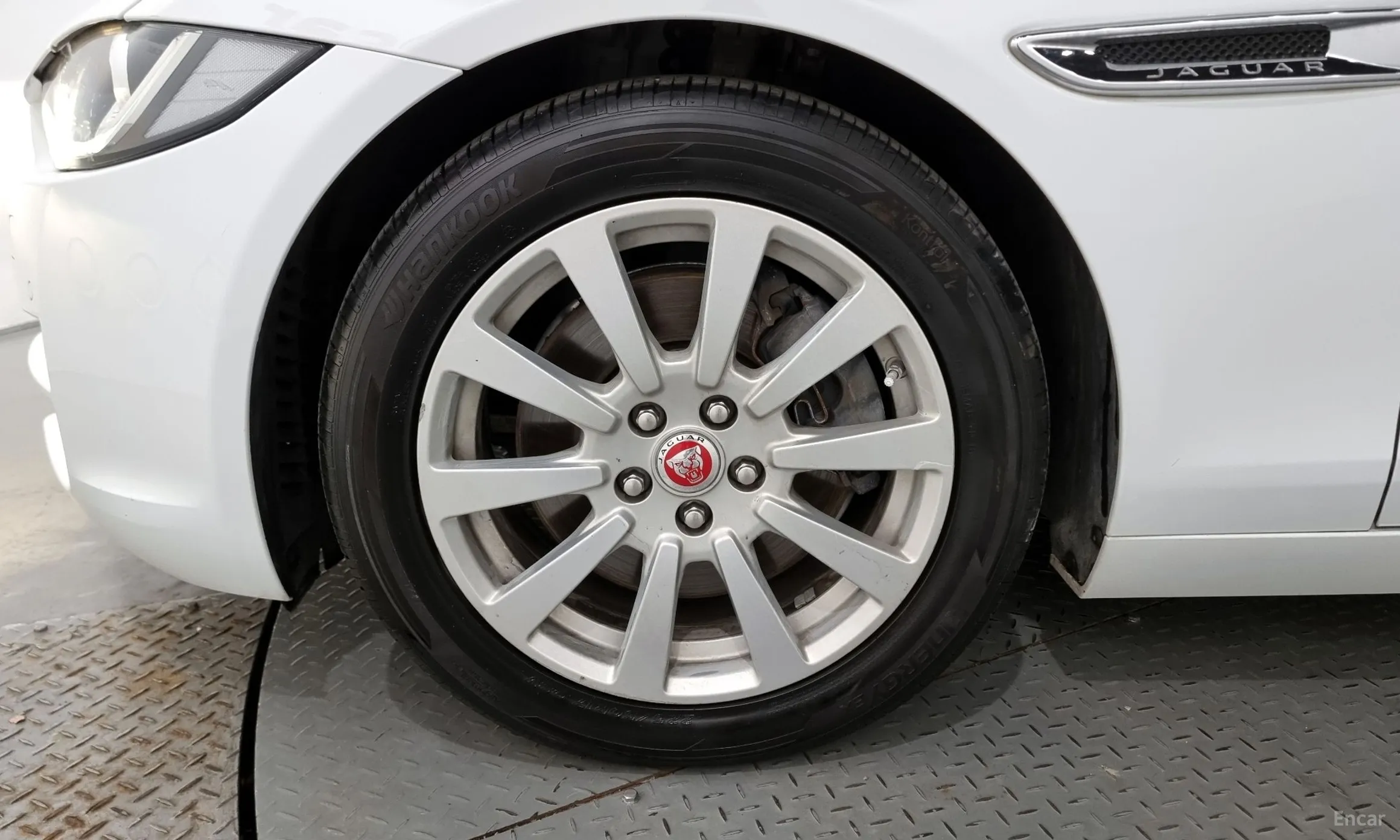 Jaguar XE превью 5