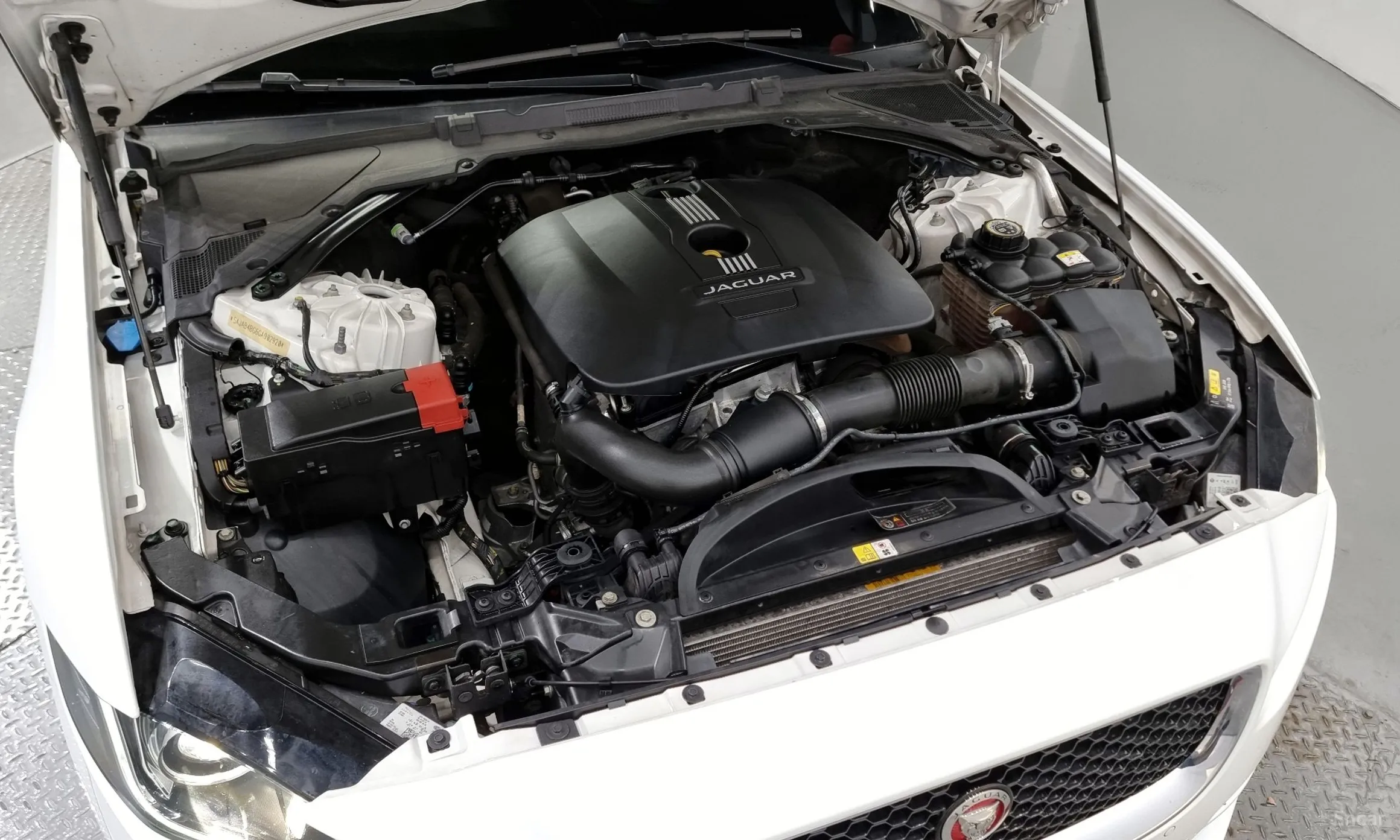 Jaguar XE превью 6