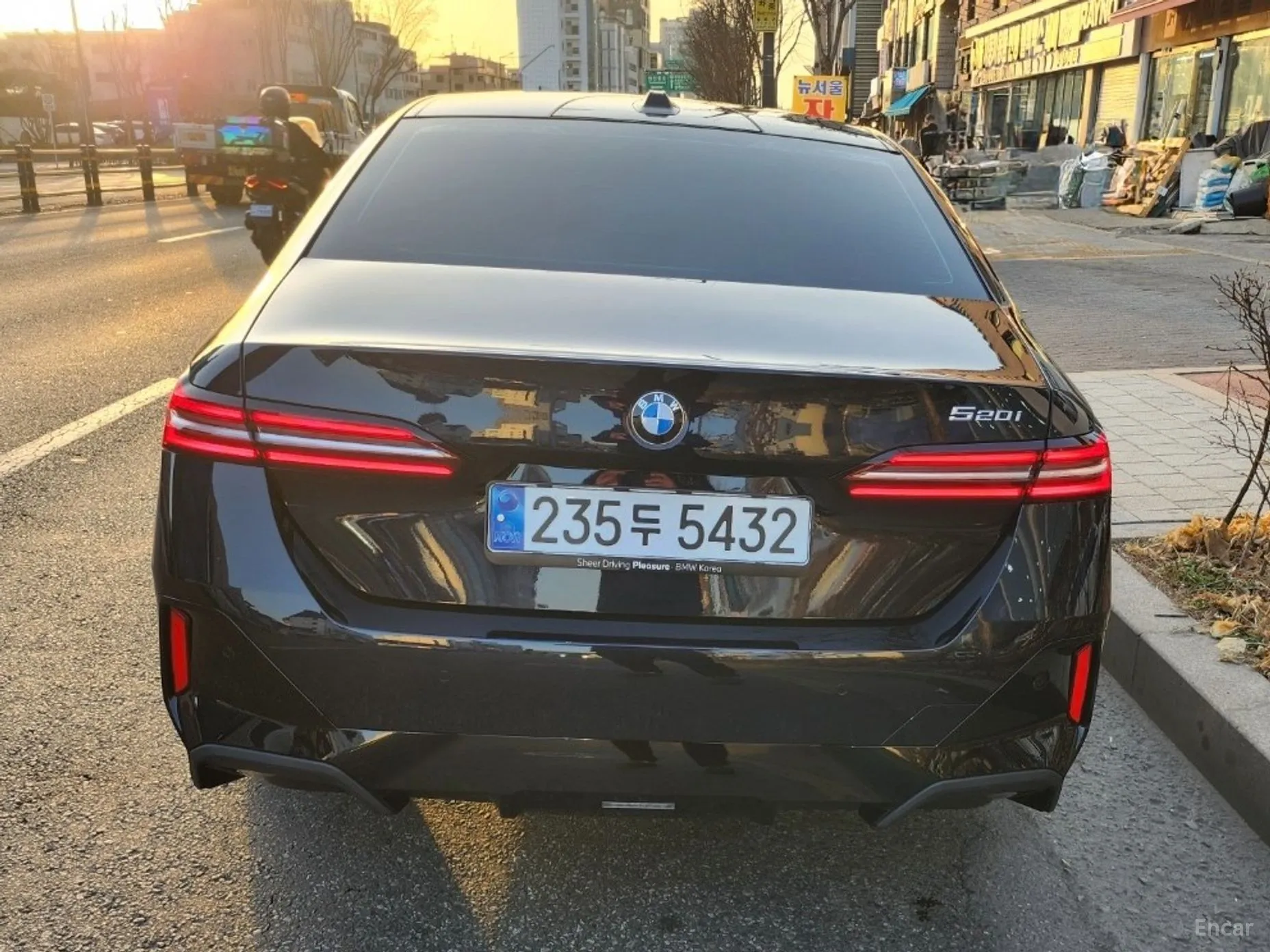 BMW 5 Series (G60) превью 4