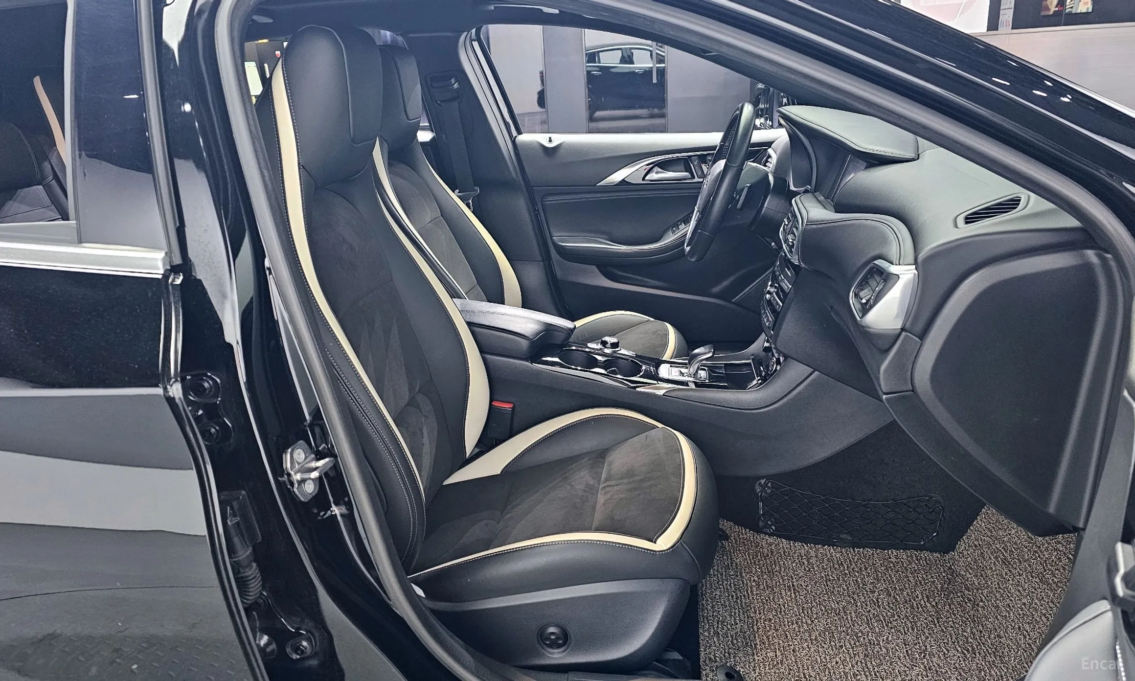 Infiniti Q30 превью 10
