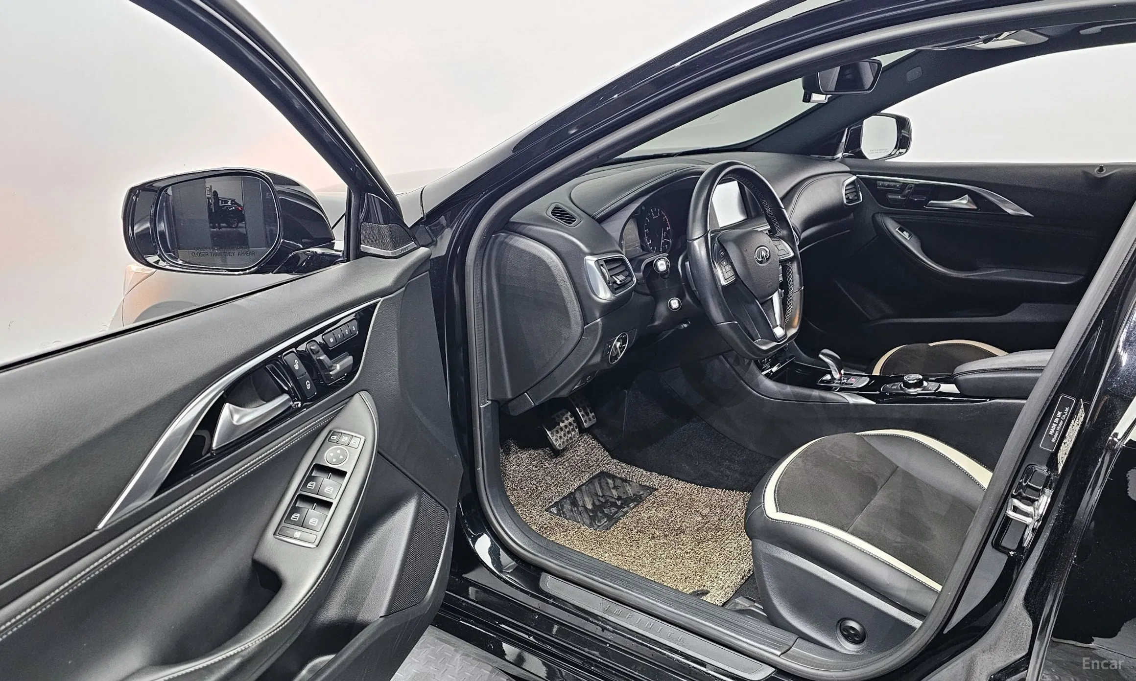 Infiniti Q30 превью 11