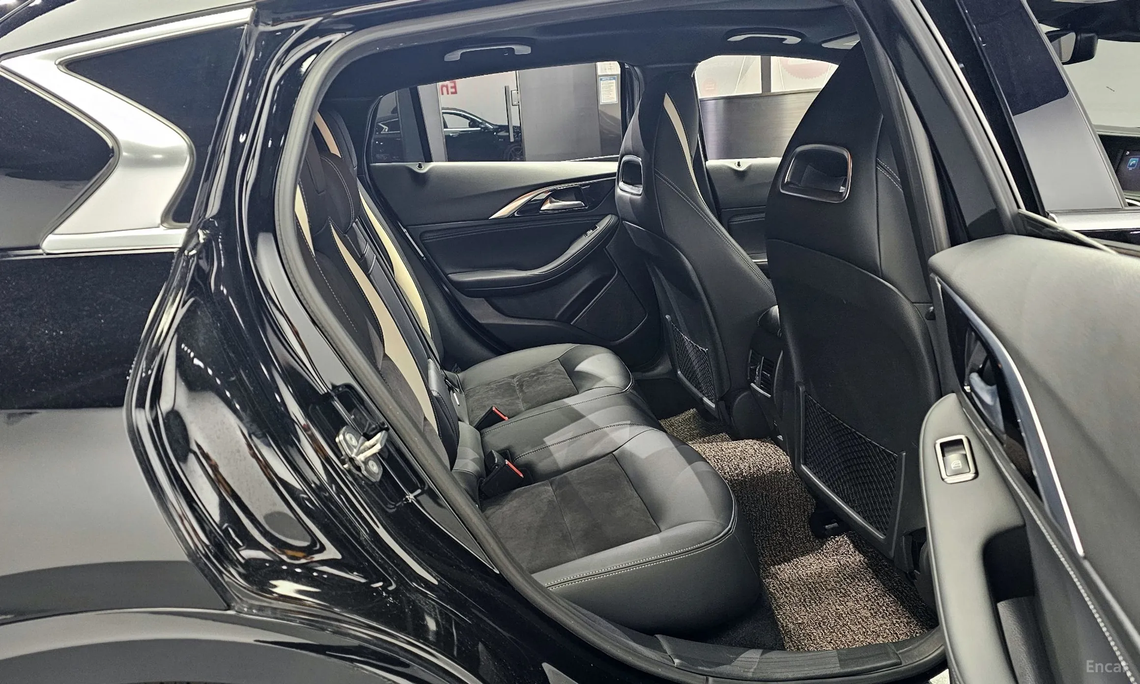 Infiniti Q30 превью 12