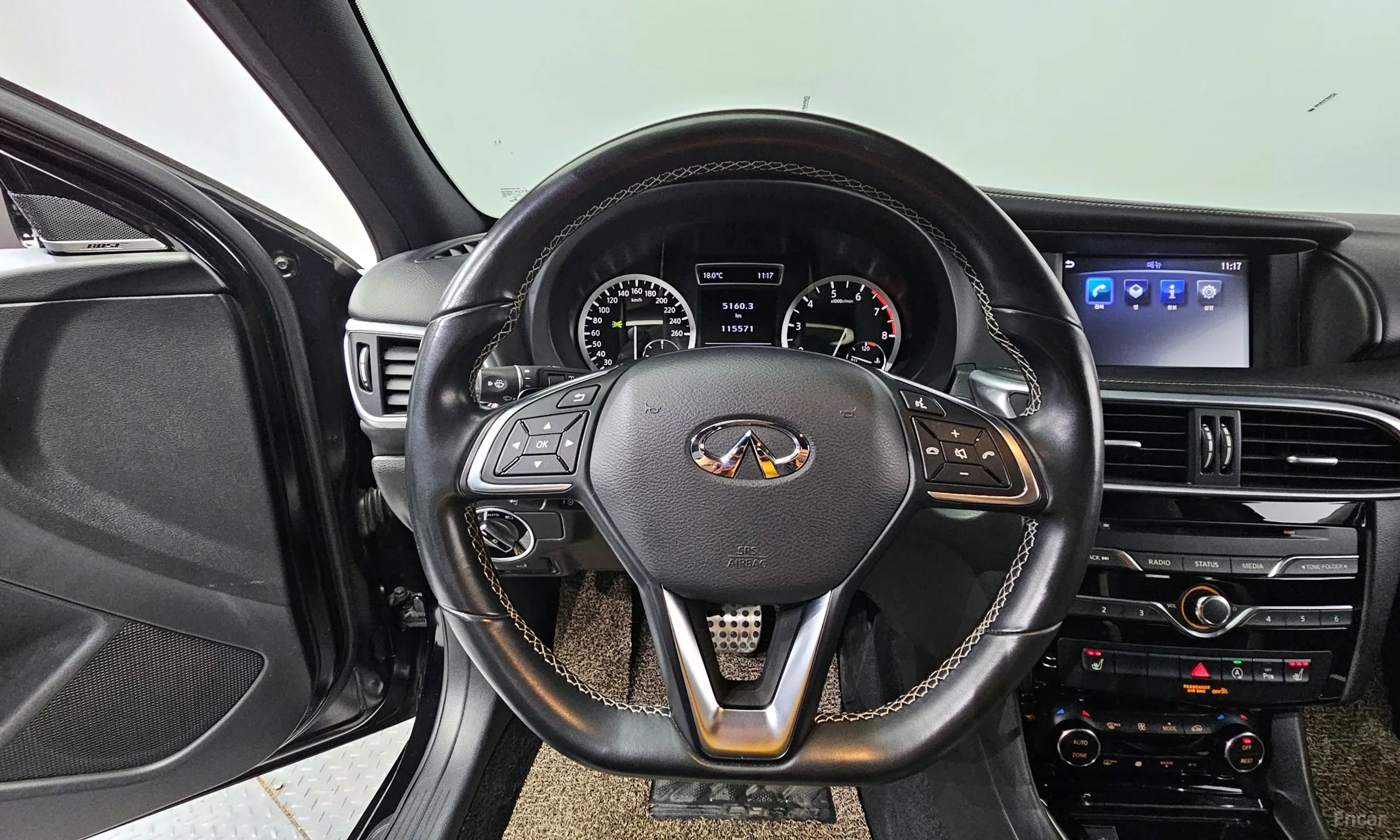 Infiniti Q30 превью 13