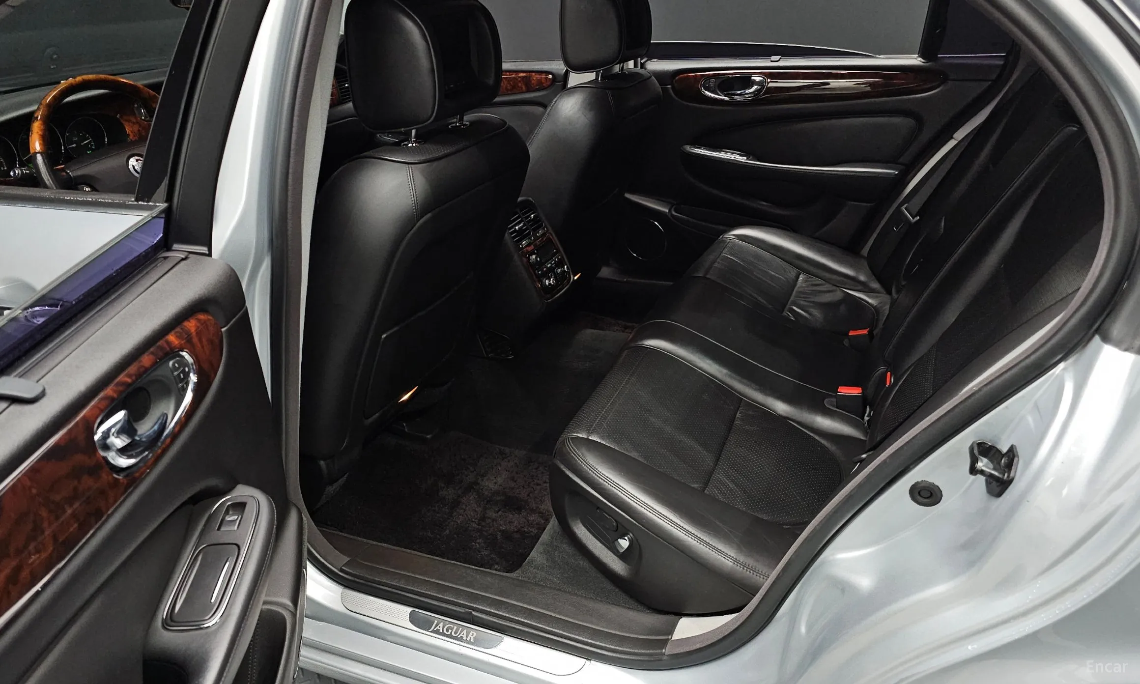 Jaguar New XJ превью 12