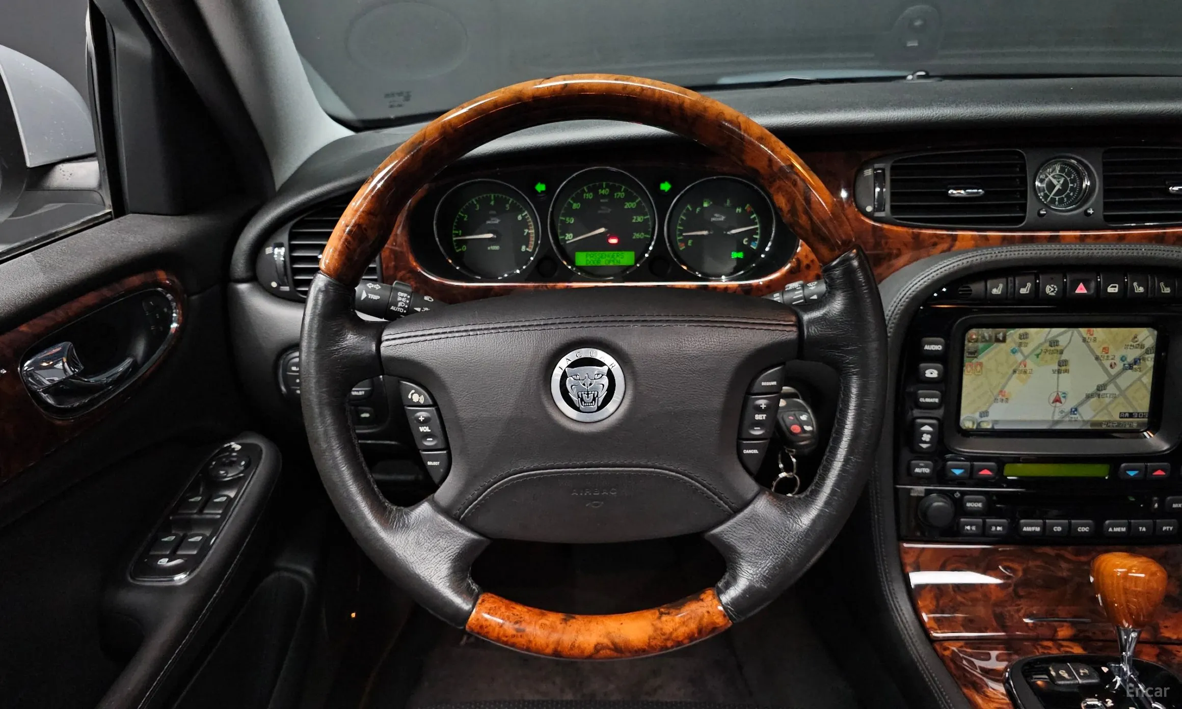 Jaguar New XJ превью 13