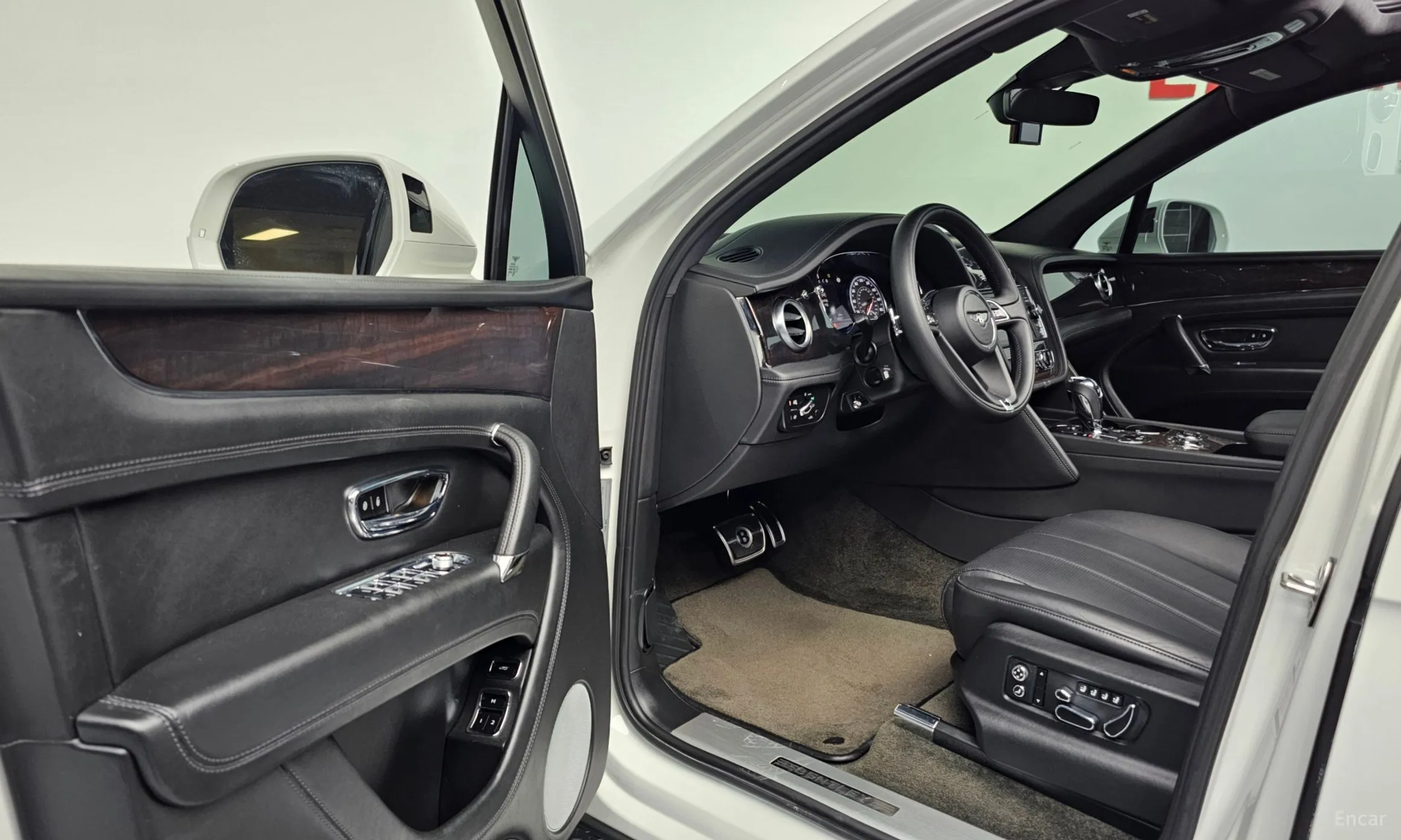 Bentley Bentayga превью 10