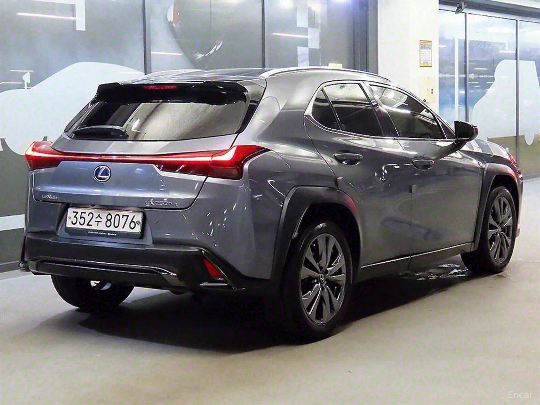 Lexus UX250h превью 5