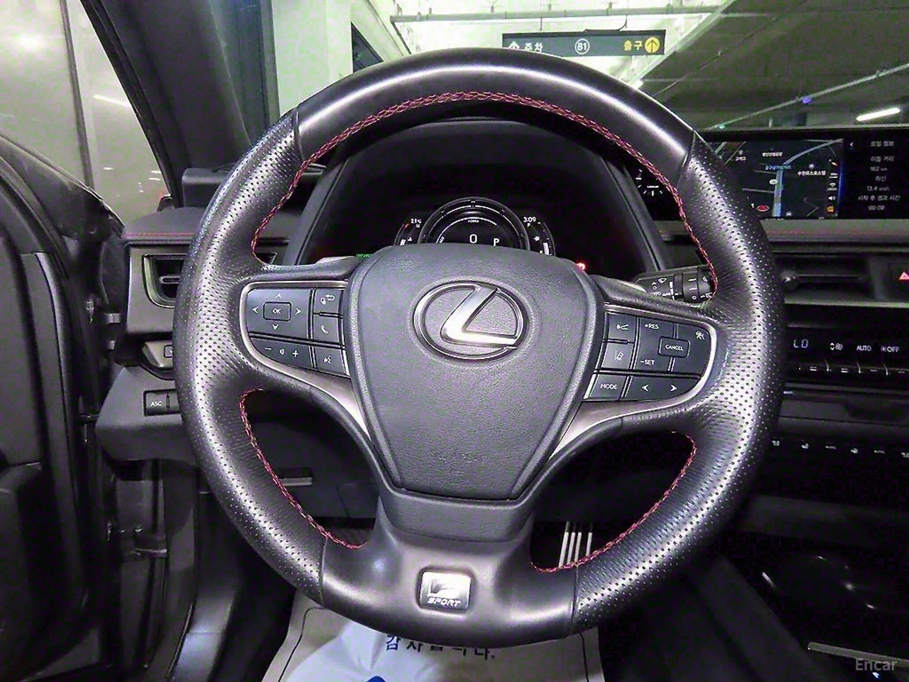 Lexus UX250h превью 6