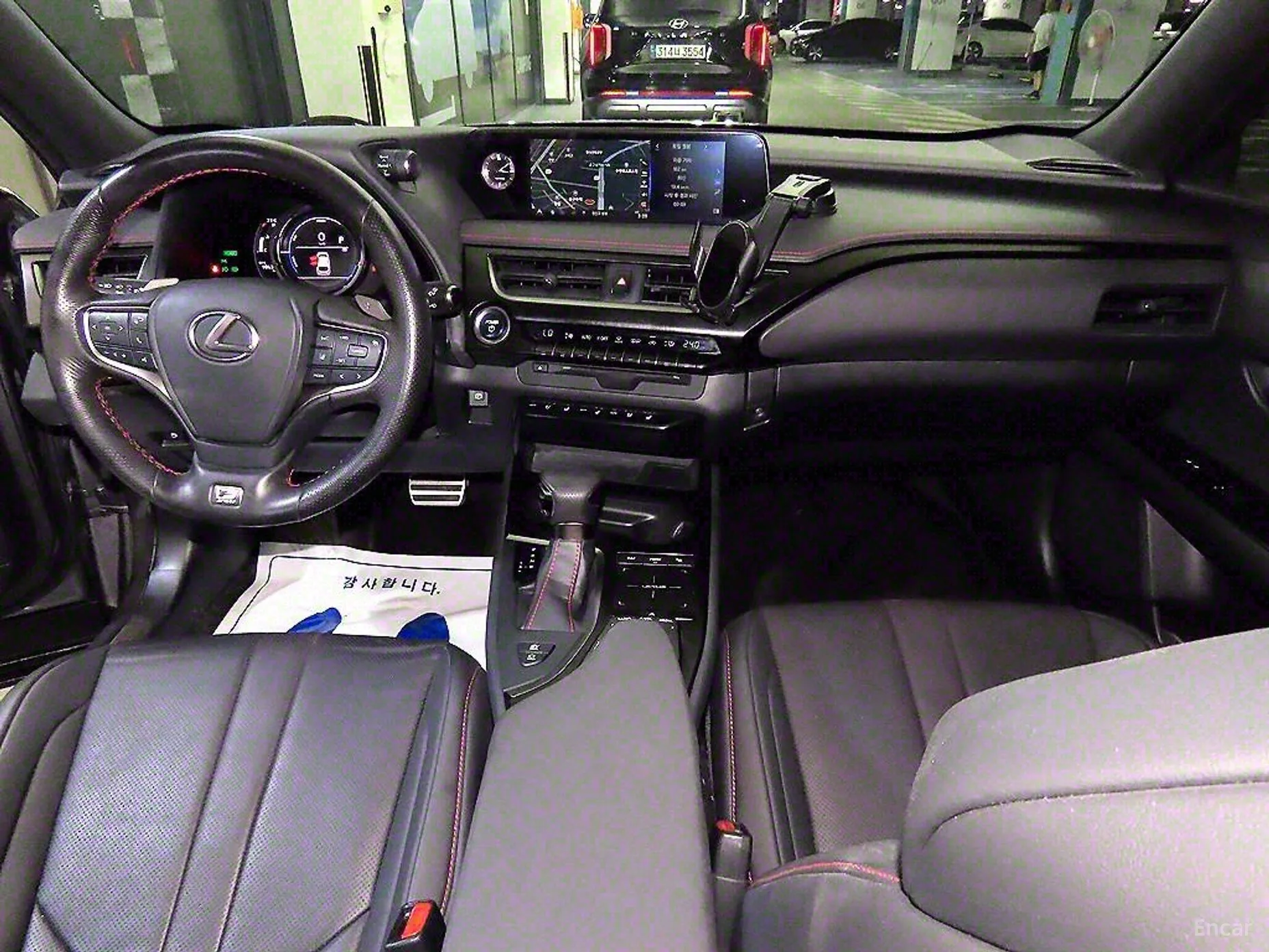Lexus UX250h превью 7