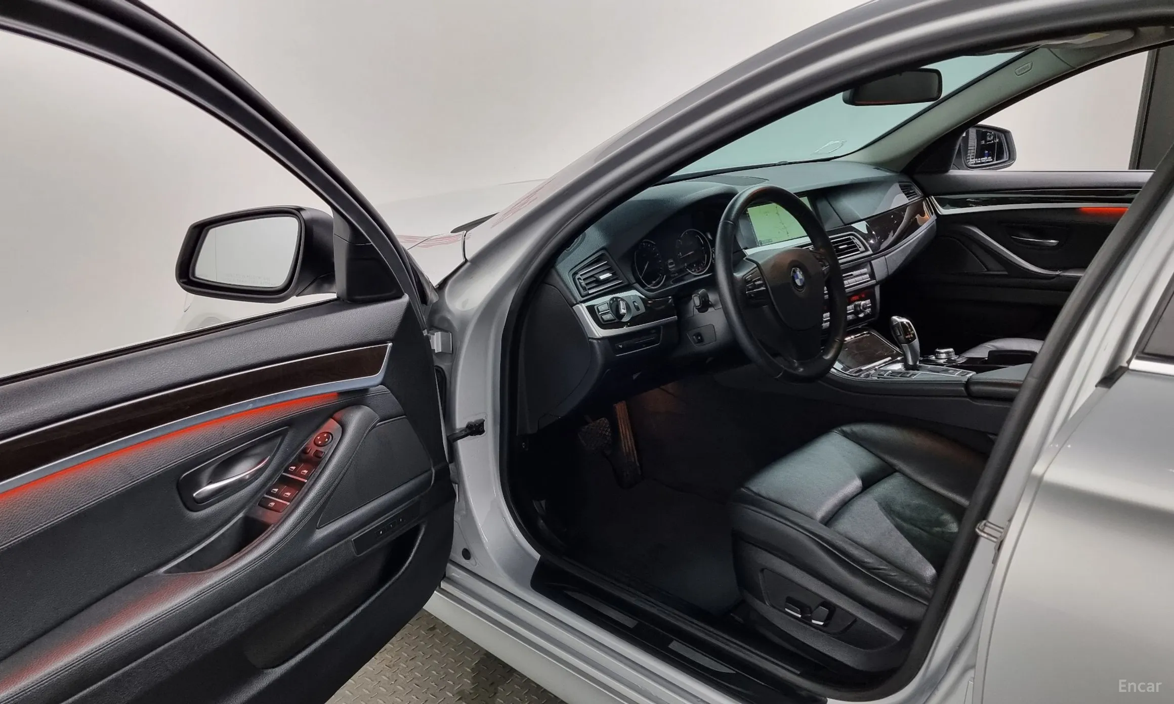 BMW 5 Series (F10) превью 13