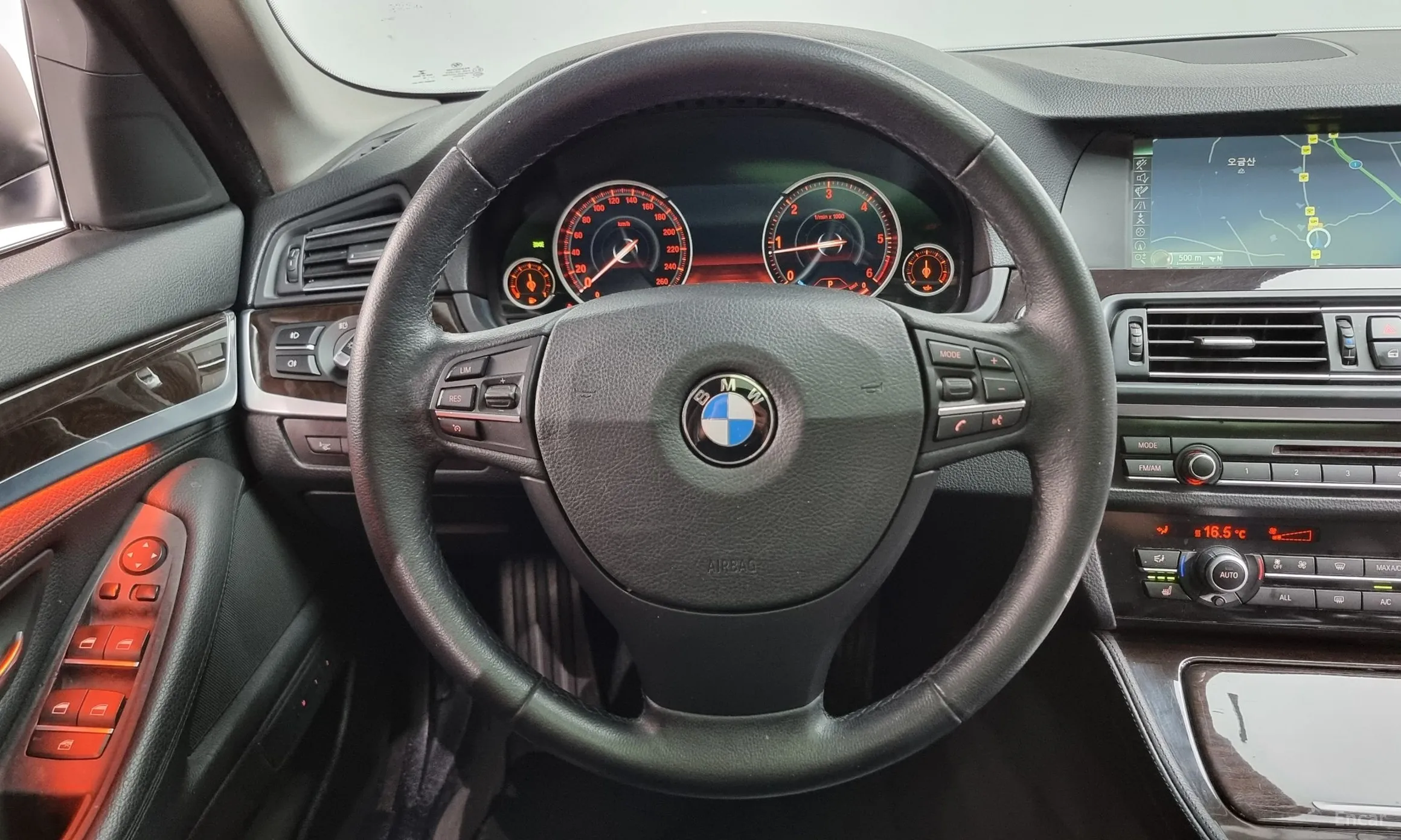 BMW 5 Series (F10) превью 16