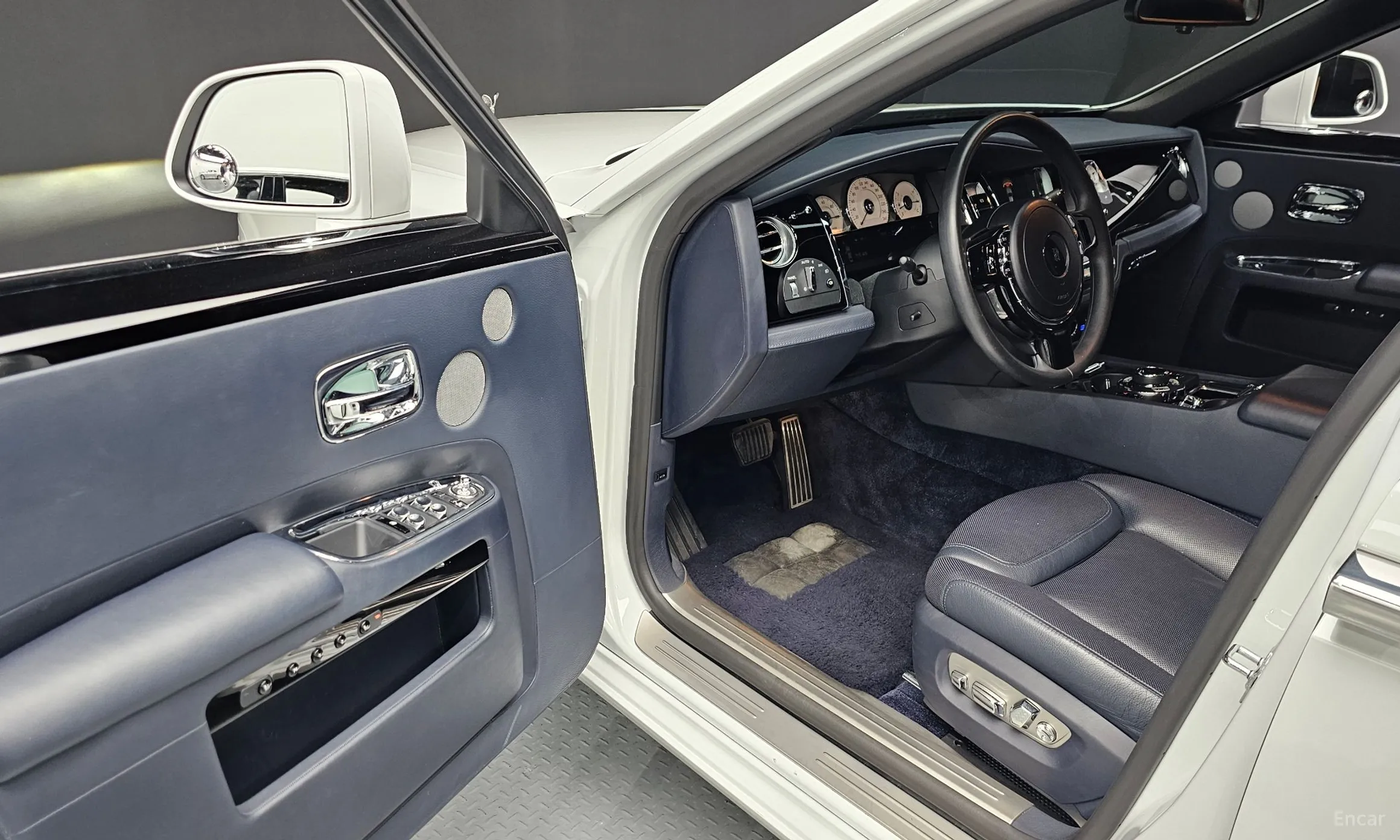 Rolls-Royce Ghost превью 10